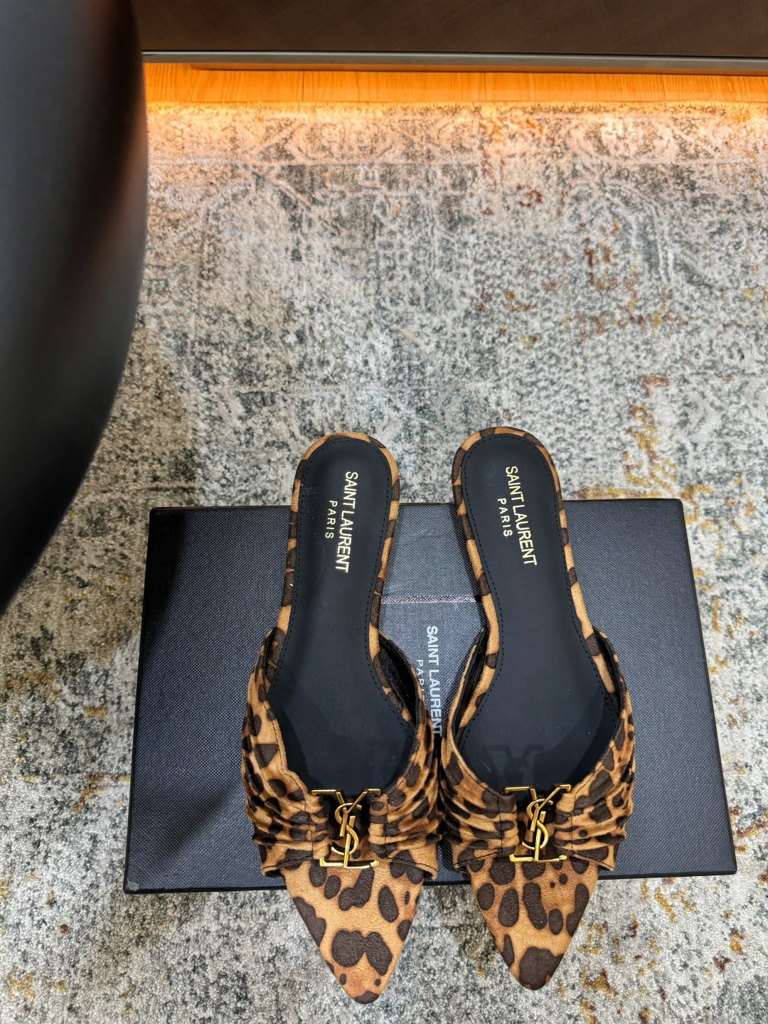 NO:902823,New arrivals in early spring Fabric Leopard print Lining Sheepskin Sole Cowhide Elegant style Creates a different feeling Heel height 1 cm Counter packaging Simple temperament style!  show bdetails ———————————— size. ｜35-39 (40 41 42 customized), high heels slippers, high heels, slippers, cowhide, sheepskin19860909早春新品 面料 豹纹 内里 羊皮 鞋底 牛皮 优雅风格 创造不一样的感觉 跟高 1 cm 专柜包装 简约气质款式！ show bdetails ———————————— size. ｜35-39（40 41 42 定制),高跟鞋拖鞋,high heels,slippers,cowhide,sheepskin,Women's Shoes