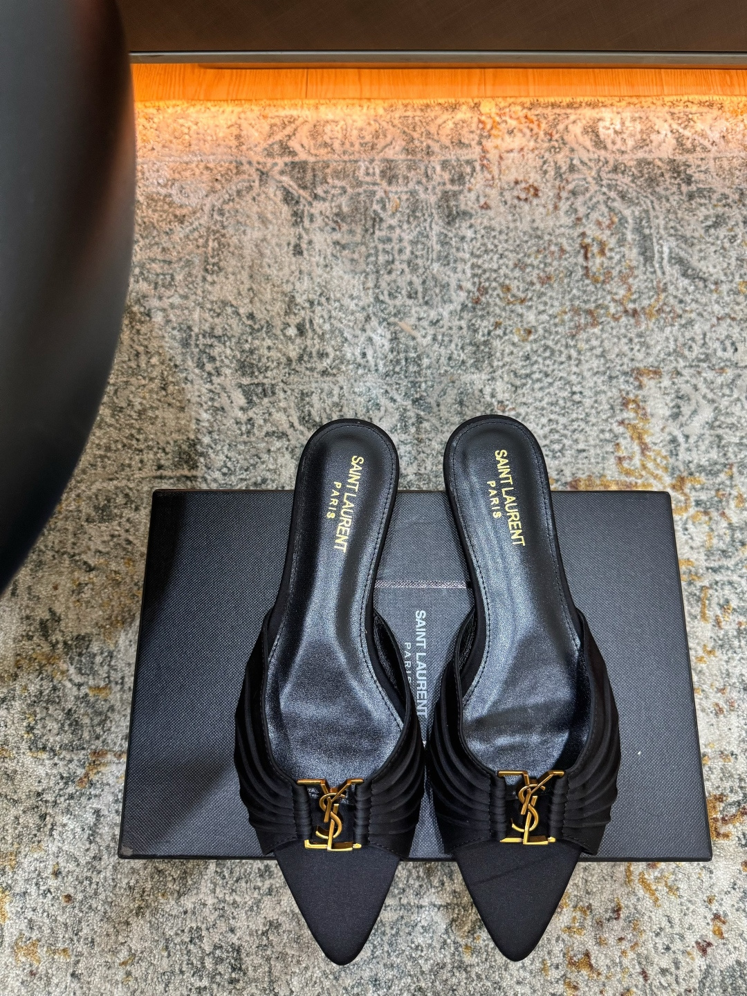 NO:902829,New arrivals in early spring Fabric Silk Lining Sheepskin Sole Cowhide Elegant style Creates a different feeling Heel height 1 cm Counter packaging Simple and elegant style!  show bdetails ———————————— size. ｜35-39 (40 41 42 customized), high heels and slippers, high heels, slippers, cowhide, sheepskin, real silk19860909早春新品 面料 真丝 内里 羊皮 鞋底 牛皮 优雅风格 创造不一样的感觉 跟高 1 cm 专柜包装 简约气质款式！ show bdetails ———————————— size. ｜35-39（40 41 42 定制),高跟鞋拖鞋,high heels,slippers,cowhide,sheepskin,real silk,Women's Shoes