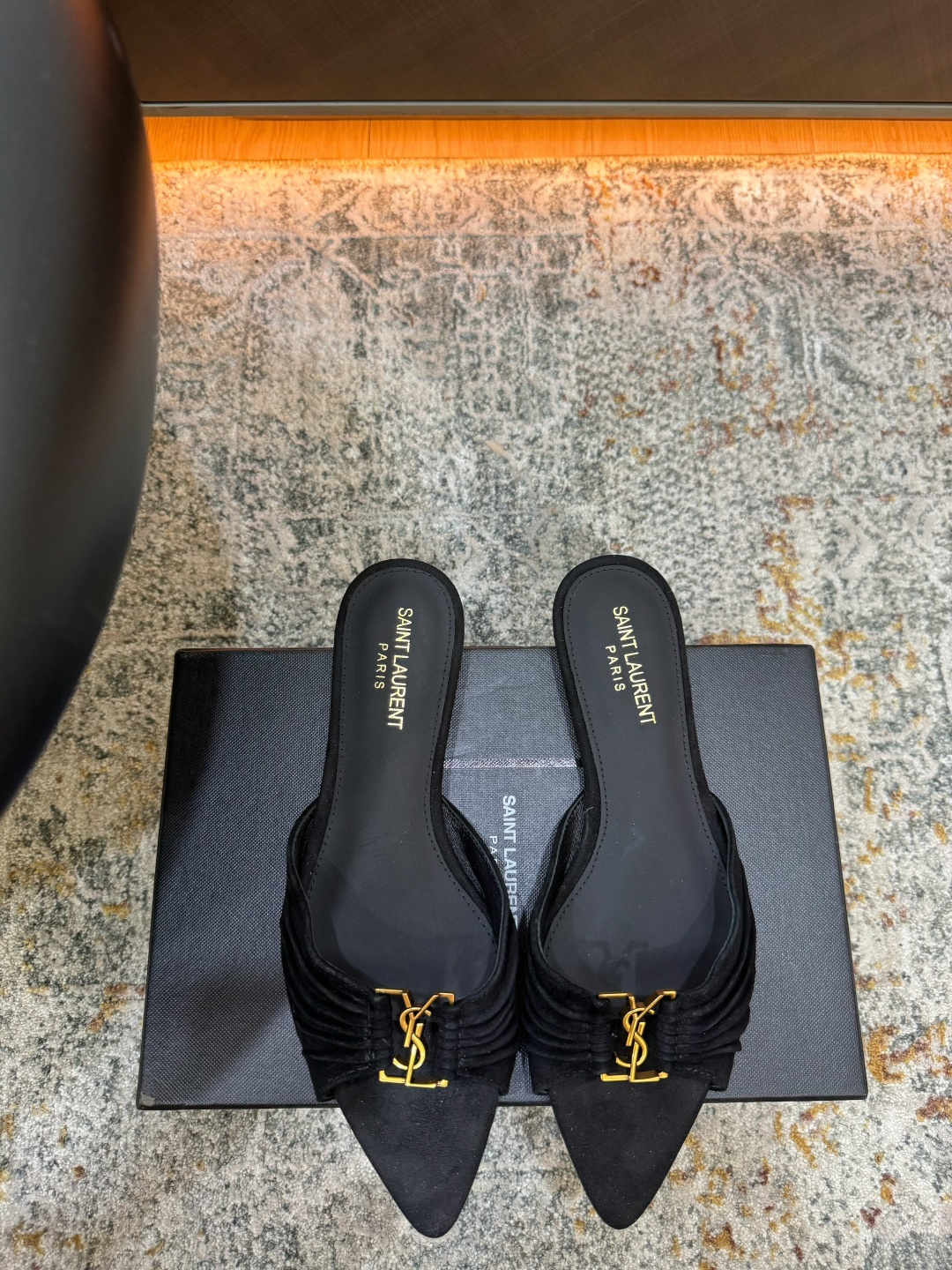 NO:902836,New arrivals in early spring Fabric Sheep suede Lining Sheepskin Sole Cowhide Elegant style Creates a different feeling Heel height 1 cm Counter packaging Simple and elegant style!  show bdetails ———————————— size. ｜35-39 (40 41 42 customized), high heels slippers, high heels, slippers, cowhide, sheepskin19860909早春新品 面料 羊反绒 内里 羊皮 鞋底 牛皮 优雅风格 创造不一样的感觉 跟高 1 cm 专柜包装 简约气质款式！ show bdetails ———————————— size. ｜35-39（40 41 42 定制),高跟鞋拖鞋,high heels,slippers,cowhide,sheepskin,Women's Shoes