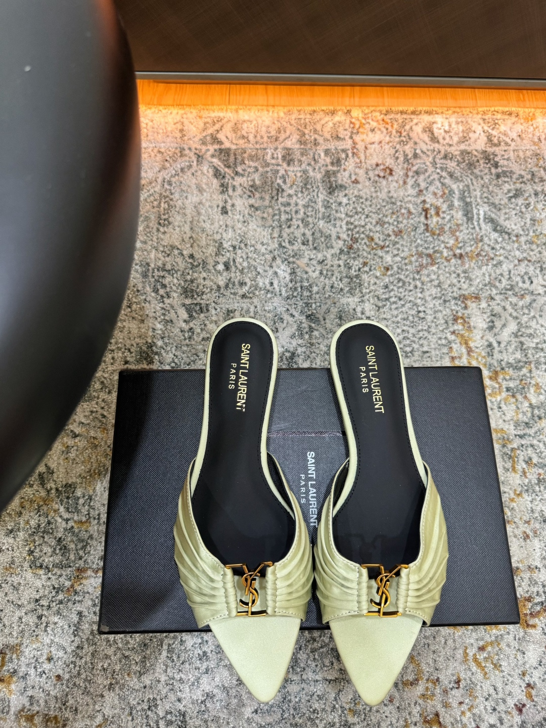 NO:902843,New arrivals in early spring Fabric Silk Lining Sheepskin Sole Cowhide Elegant style Creates a different feeling Heel height 1 cm Counter packaging Simple and elegant style!  show bdetails ———————————— size. ｜35-39 (40 41 42 customized), high heels and slippers, high heels, slippers, cowhide, sheepskin, real silk19860909早春新品 面料 真丝 内里 羊皮 鞋底 牛皮 优雅风格 创造不一样的感觉 跟高 1 cm 专柜包装 简约气质款式！ show bdetails ———————————— size. ｜35-39（40 41 42 定制),高跟鞋拖鞋,high heels,slippers,cowhide,sheepskin,real silk,Women's Shoes
