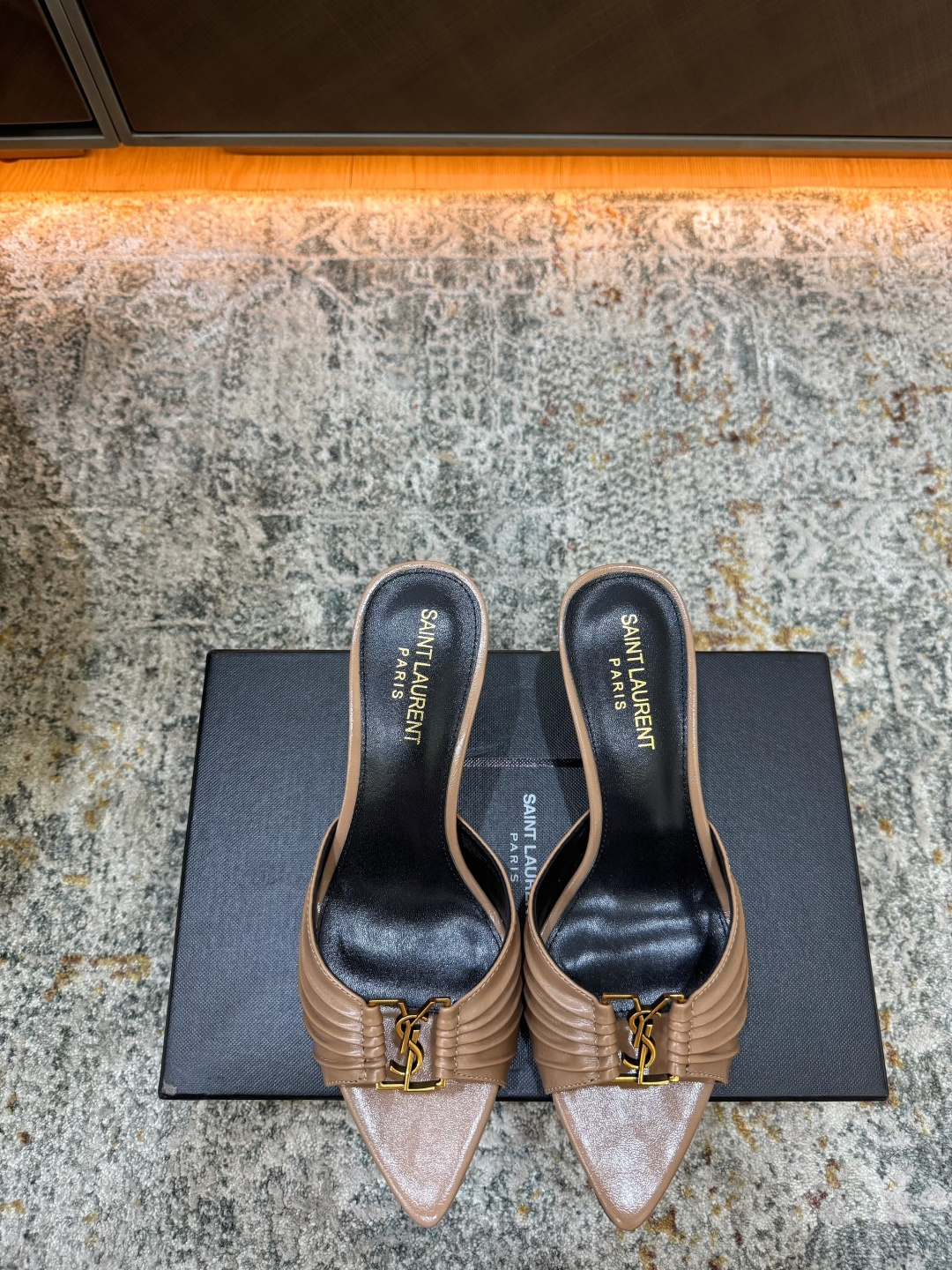 NO:902851,New arrivals in early spring Fabric Waxed leather Lining Sheepskin Sole Cowhide Elegant style Creates a different feeling Heel height 6 cm Counter packaging Simple and elegant style!  show bdetails ———————————— size. ｜35-39 (40 41 42 customized), high heels slippers, high heels, slippers, cowhide, sheepskin19860909早春新品 面料 油蜡皮 内里 羊皮 鞋底 牛皮 优雅风格 创造不一样的感觉 跟高 6 cm 专柜包装 简约气质款式！ show bdetails ———————————— size. ｜35-39（40 41 42 定制),高跟鞋拖鞋,high heels,slippers,cowhide,sheepskin,Women's Shoes