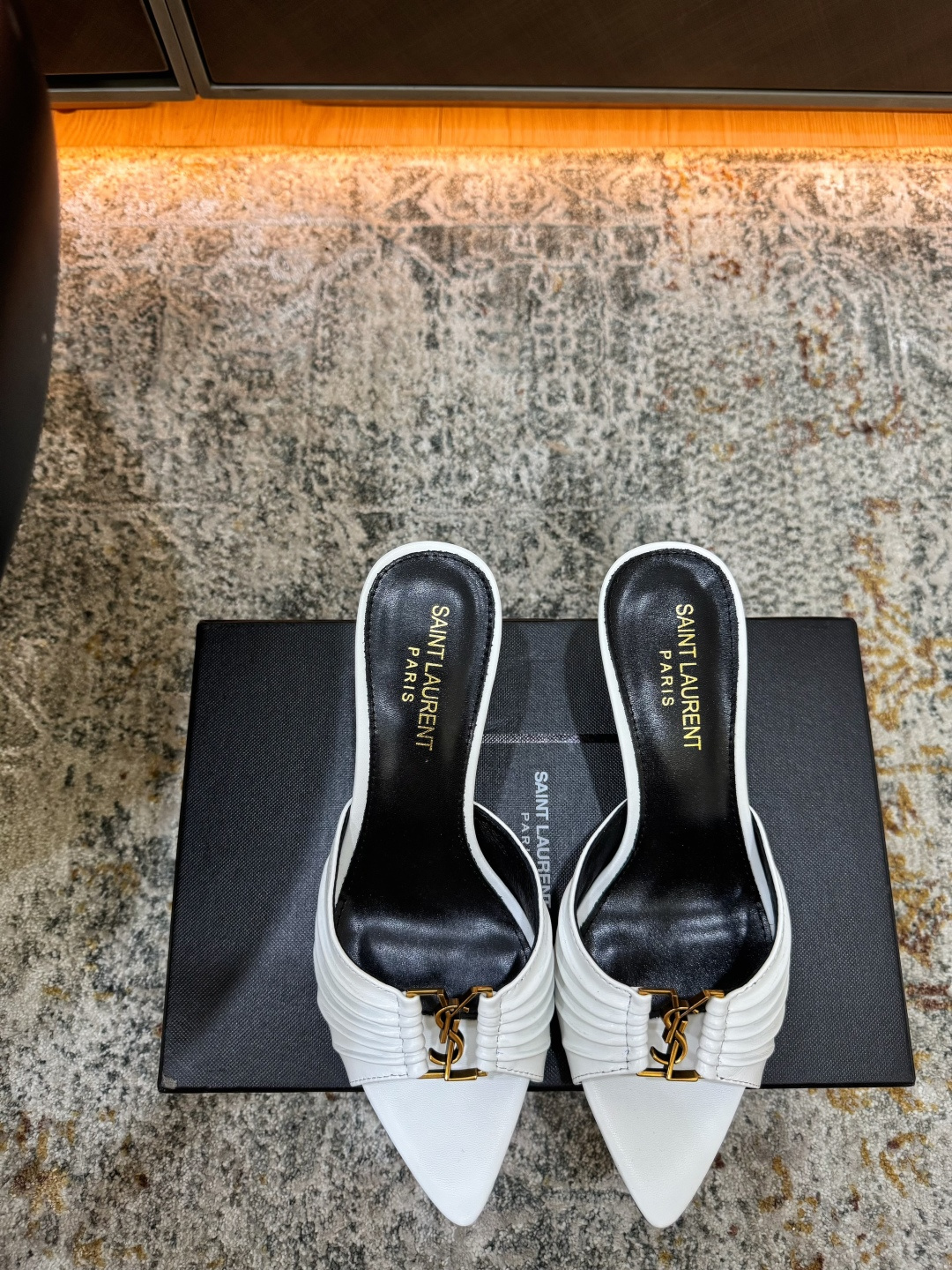 NO:902860,New arrivals in early spring Fabric Patent leather Lining Sheepskin Sole Cowhide Elegant style Creates a different feeling Heel height 6 cm Counter packaging Simple and elegant style!  show bdetails ———————————— size. ｜35-39 (40 41 42 customized), high heels slippers, high heels, slippers, cowhide, sheepskin19860909早春新品 面料 漆皮 内里 羊皮 鞋底 牛皮 优雅风格 创造不一样的感觉 跟高 6 cm 专柜包装 简约气质款式！ show bdetails ———————————— size. ｜35-39（40 41 42 定制),高跟鞋拖鞋,high heels,slippers,cowhide,sheepskin,Women's Shoes