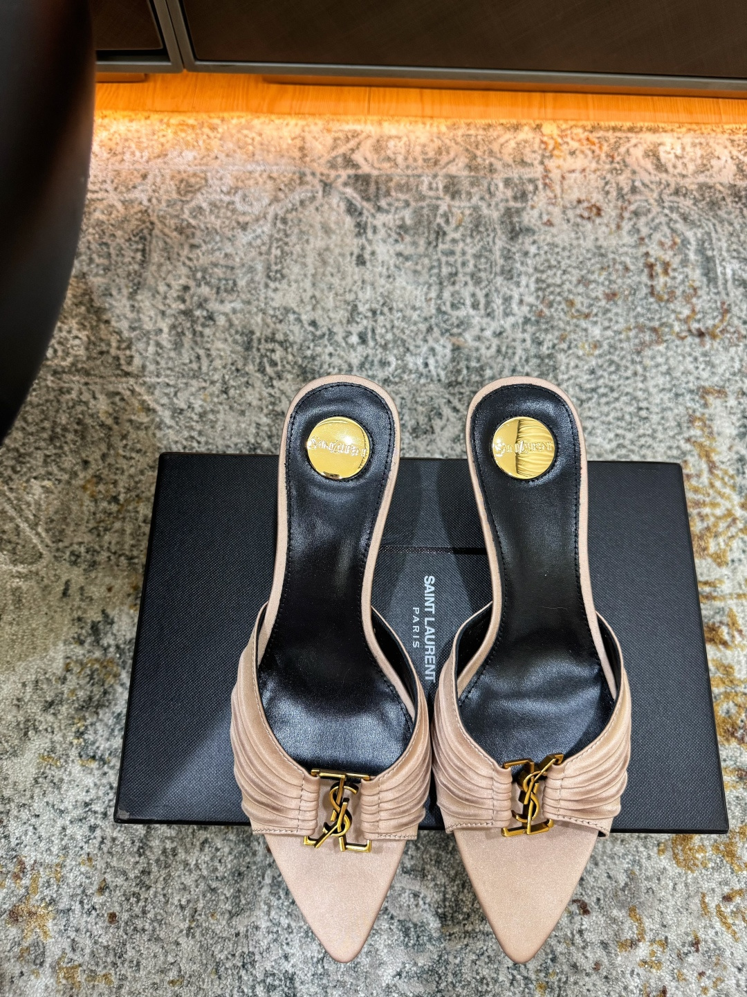 NO:902878,New arrivals in early spring Fabric Silk Lining Sheepskin Sole Cowhide Elegant style Creates a different feeling Heel height 6 cm Counter packaging Simple and elegant style!  show bdetails ———————————— size. ｜35-39 (40 41 42 customized), high heels and slippers, high heels, slippers, cowhide, sheepskin, real silk19860909早春新品 面料 真丝 内里 羊皮 鞋底 牛皮 优雅风格 创造不一样的感觉 跟高 6 cm 专柜包装 简约气质款式！ show bdetails ———————————— size. ｜35-39（40 41 42 定制),高跟鞋拖鞋,high heels,slippers,cowhide,sheepskin,real silk,Women's Shoes