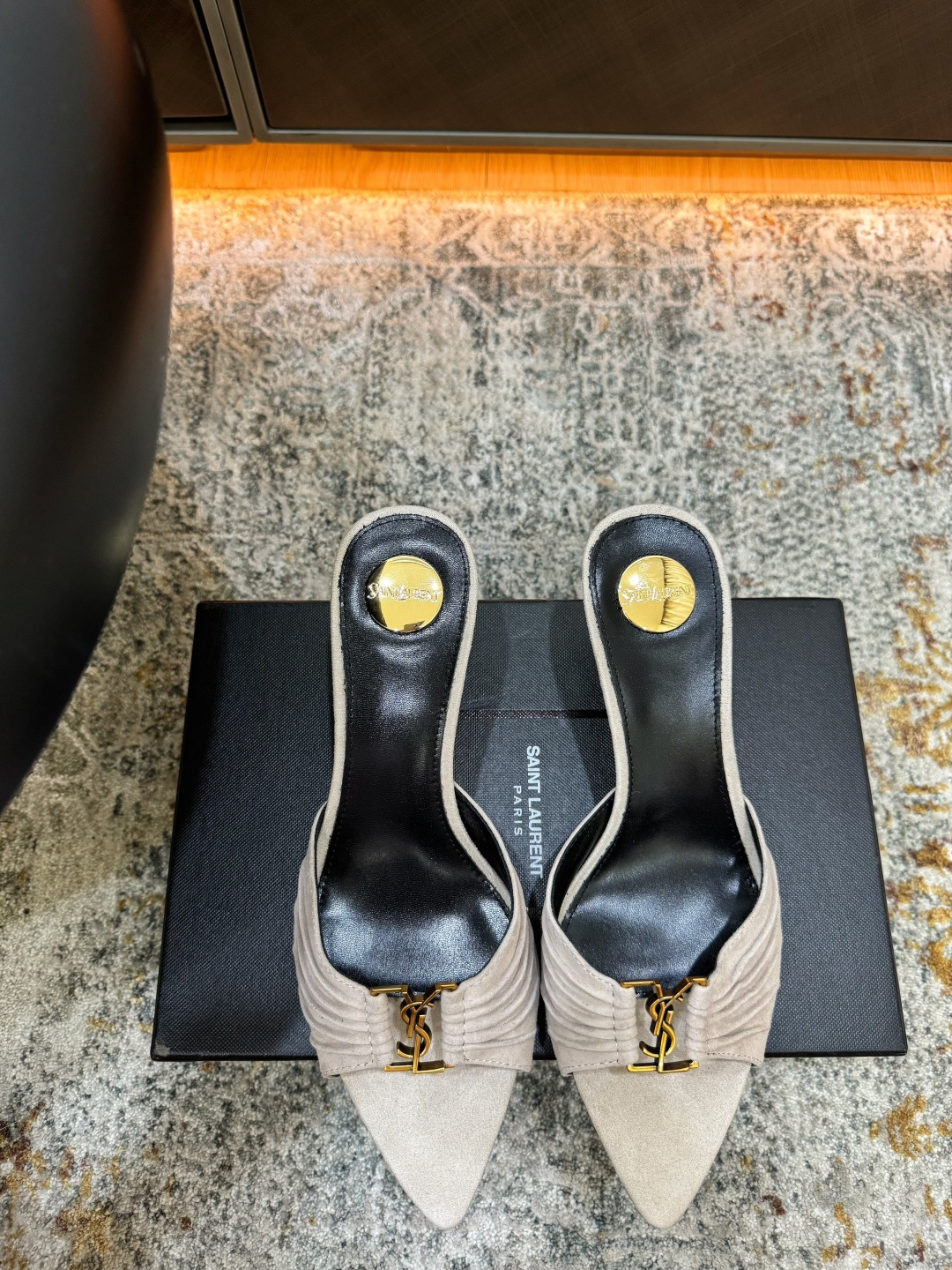 NO:902824,New arrivals in early spring Fabric Sheep suede Lining Sheepskin Sole Cowhide Elegant style Creates a different feeling Heel height 6 cm Counter packaging Simple and elegant style!  show bdetails ———————————— size. ｜35-39 (40 41 42 customized), high heels slippers, high heels, slippers, cowhide, sheepskin19860909早春新品 面料 羊反绒 内里 羊皮 鞋底 牛皮 优雅风格 创造不一样的感觉 跟高 6 cm 专柜包装 简约气质款式！ show bdetails ———————————— size. ｜35-39（40 41 42 定制),高跟鞋拖鞋,high heels,slippers,cowhide,sheepskin,Women's Shoes