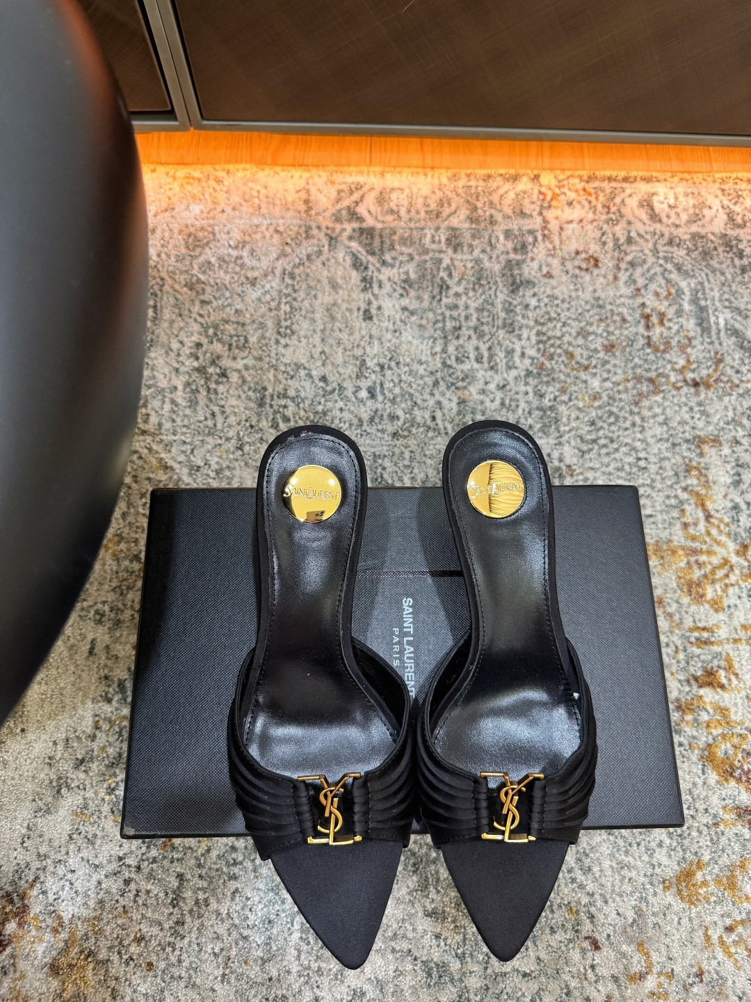 NO:902830,New arrivals in early spring Fabric Silk Lining Sheepskin Sole Cowhide Elegant style Creates a different feeling Heel height 6 cm Counter packaging Simple and elegant style!  show bdetails ———————————— size. ｜35-39 (40 41 42 customized), high heels and slippers, high heels, slippers, cowhide, sheepskin, real silk19860909早春新品 面料 真丝 内里 羊皮 鞋底 牛皮 优雅风格 创造不一样的感觉 跟高 6 cm 专柜包装 简约气质款式！ show bdetails ———————————— size. ｜35-39（40 41 42 定制),高跟鞋拖鞋,high heels,slippers,cowhide,sheepskin,real silk,Women's Shoes