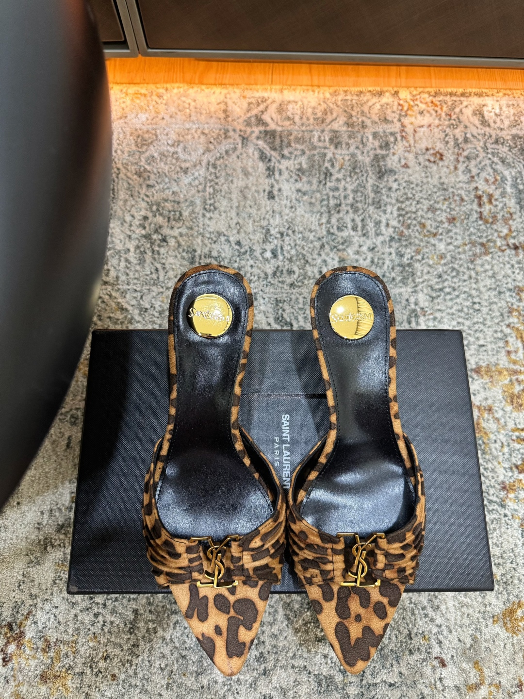 NO:902837,New arrivals in early spring Fabric Leopard print Lining Sheepskin Sole Cowhide Elegant style Creates a different feeling Heel height 6 cm Counter packaging Simple and elegant style!  show bdetails ———————————— size. ｜35-39 (40 41 42 customized), high heels slippers, high heels, slippers, cowhide, sheepskin19860909早春新品 面料 豹纹 内里 羊皮 鞋底 牛皮 优雅风格 创造不一样的感觉 跟高 6 cm 专柜包装 简约气质款式！ show bdetails ———————————— size. ｜35-39（40 41 42 定制),高跟鞋拖鞋,high heels,slippers,cowhide,sheepskin,Women's Shoes