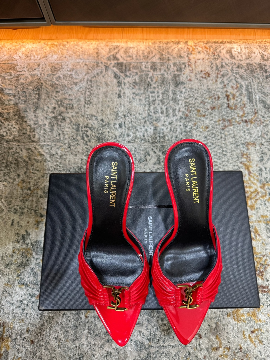 NO:902844,New arrivals in early spring Fabric Patent leather Lining Sheepskin Sole Cowhide Elegant style Creates a different feeling Heel height 9.5 cm Counter packaging Simple and elegant style!  show bdetails ———————————— size. ｜35-39 (40 41 42 customized), high heels slippers, high heels, slippers, cowhide, sheepskin19860909早春新品 面料 漆皮 内里 羊皮 鞋底 牛皮 优雅风格 创造不一样的感觉 跟高 9.5 cm 专柜包装 简约气质款式！ show bdetails ———————————— size. ｜35-39（40 41 42 定制),高跟鞋拖鞋,high heels,slippers,cowhide,sheepskin,Women's Shoes