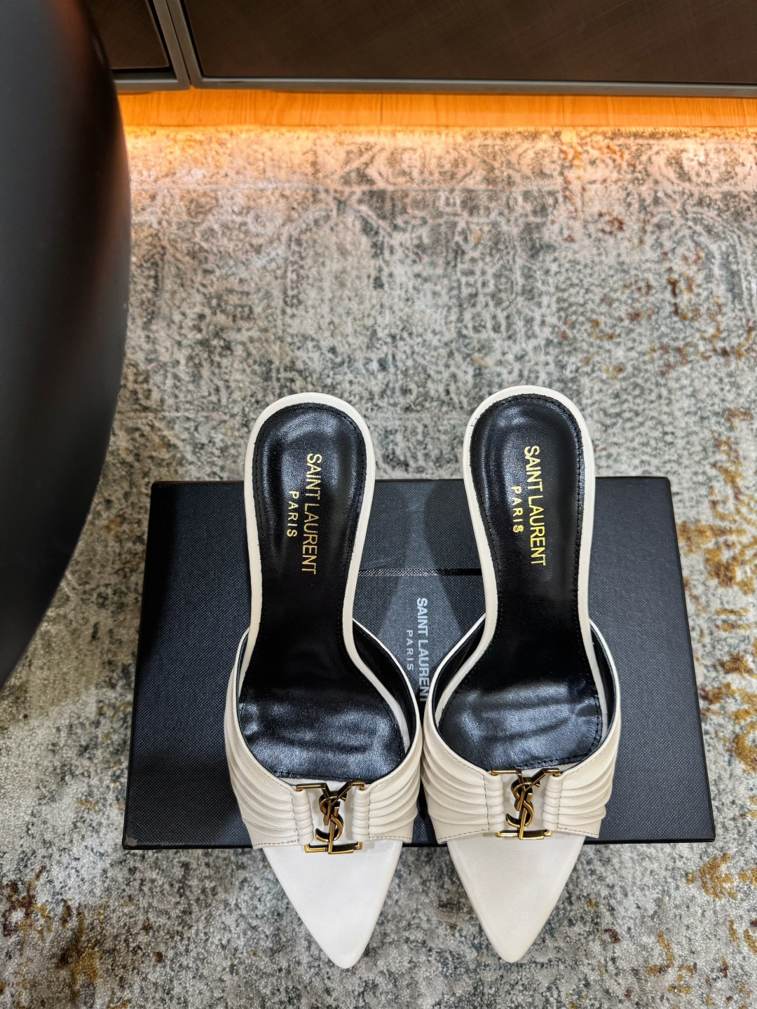 NO:902850,New arrivals in early spring Fabric Cowhide Lining Sheepskin Sole Cowhide Elegant style Creates a different feeling Heel height 9.5 cm Counter packaging Simple and elegant style!  show bdetails ———————————— size. ｜35-39 (40 41 42 customized), high heels slippers, high heels, slippers, cowhide, sheepskin19860909早春新品 面料 牛皮 内里 羊皮 鞋底 牛皮 优雅风格 创造不一样的感觉 跟高 9.5 cm 专柜包装 简约气质款式！ show bdetails ———————————— size. ｜35-39（40 41 42 定制),高跟鞋拖鞋,high heels,slippers,cowhide,sheepskin,Women's Shoes