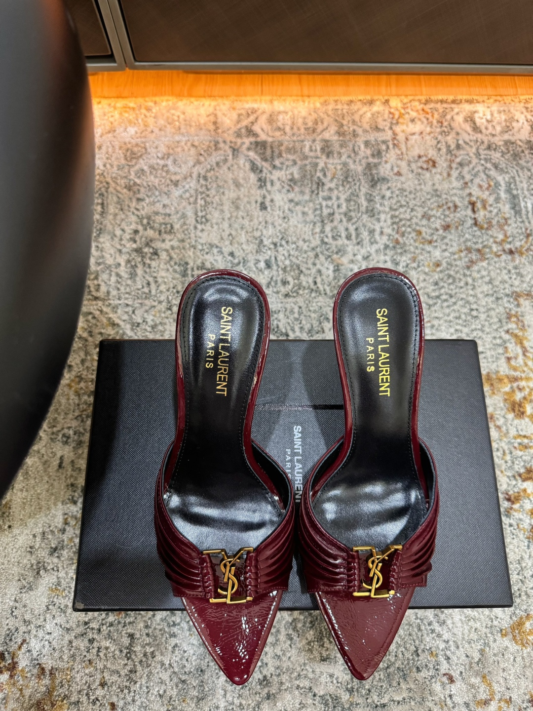 NO:902859,New arrivals in early spring Fabric Oil-waxed leather Lining Sheepskin Sole Cowhide Elegant style Creates a different feeling Heel height 9.5 cm Counter packaging Simple and elegant style!  show bdetails ———————————— size. ｜35-39 (40 41 42 customized), high heels slippers, high heels, slippers, cowhide, sheepskin19860909早春新品 面料 油蜡皮 内里 羊皮 鞋底 牛皮 优雅风格 创造不一样的感觉 跟高 9.5 cm 专柜包装 简约气质款式！ show bdetails ———————————— size. ｜35-39（40 41 42 定制),高跟鞋拖鞋,high heels,slippers,cowhide,sheepskin,Women's Shoes