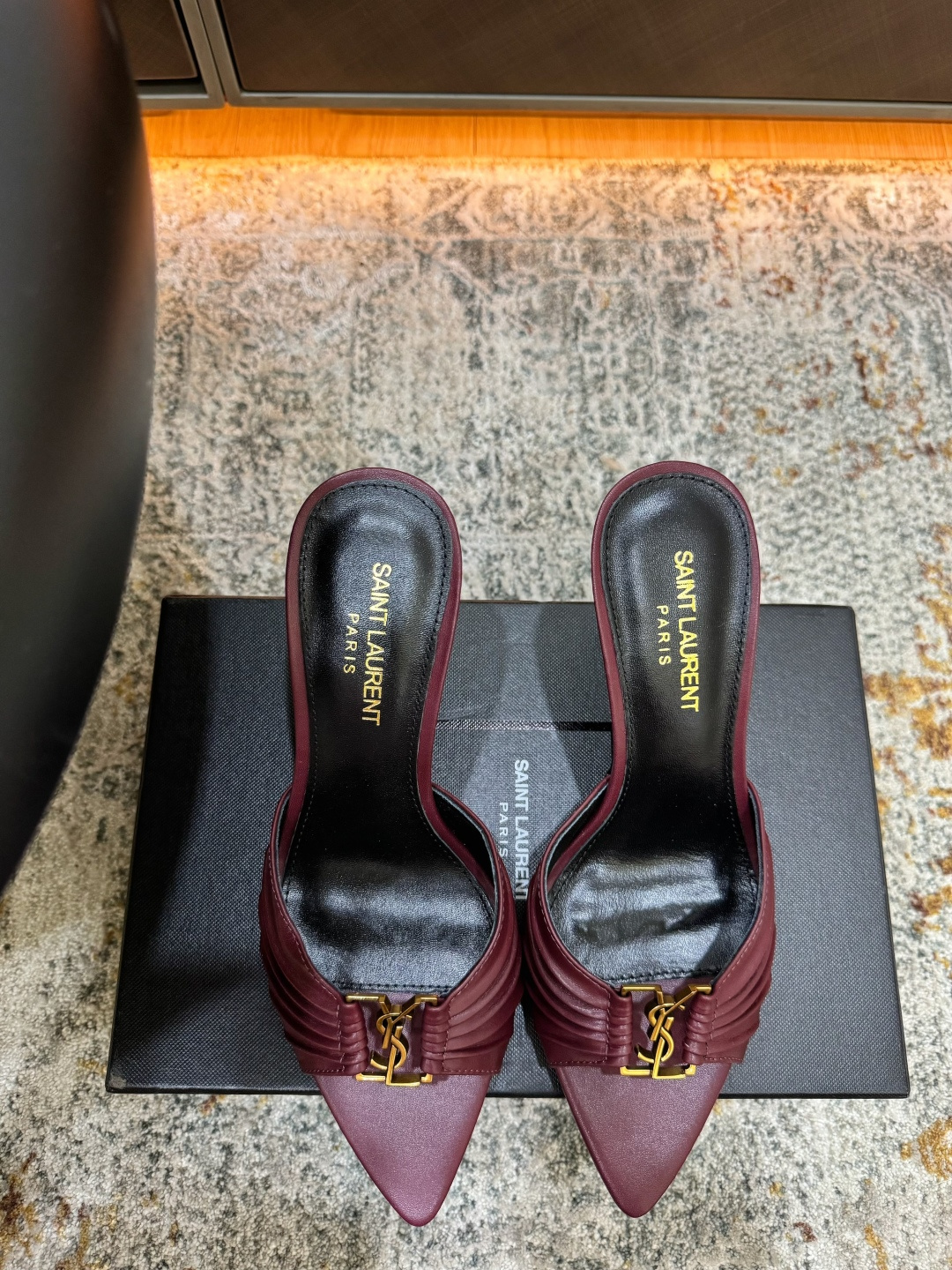 NO:902867,New arrivals in early spring Fabric Cowhide Lining Sheepskin Sole Cowhide Elegant style Creates a different feeling Heel height 9.5 cm Counter packaging Simple and elegant style!  show bdetails ———————————— size. ｜35-39 (40 41 42 customized), high heels slippers, high heels, slippers, cowhide, sheepskin19860909早春新品 面料 牛皮 内里 羊皮 鞋底 牛皮 优雅风格 创造不一样的感觉 跟高 9.5 cm 专柜包装 简约气质款式！ show bdetails ———————————— size. ｜35-39（40 41 42 定制),高跟鞋拖鞋,high heels,slippers,cowhide,sheepskin,Women's Shoes