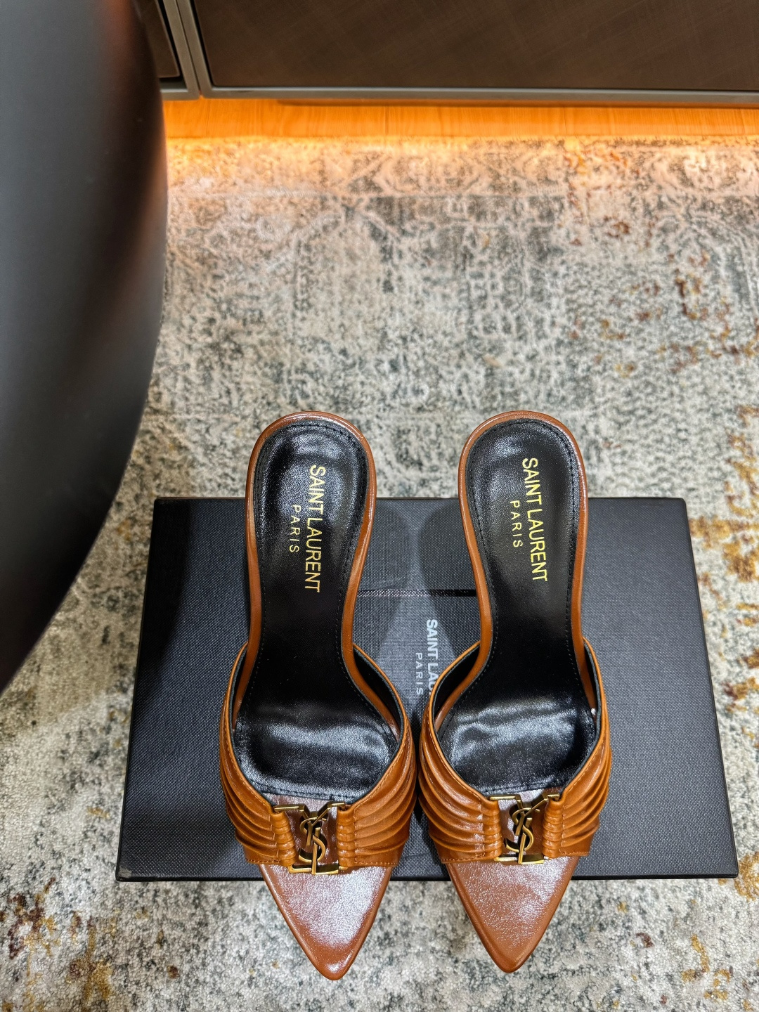 NO:902876,New arrivals in early spring Fabric Oil-waxed leather Lining Sheepskin Sole Cowhide Elegant style Creates a different feeling Heel height 9.5 cm Counter packaging Simple and elegant style!  show bdetails ———————————— size. ｜35-39 (40 41 42 customized), high heels slippers, high heels, slippers, cowhide, sheepskin19860909早春新品 面料 油蜡皮 内里 羊皮 鞋底 牛皮 优雅风格 创造不一样的感觉 跟高 9.5 cm 专柜包装 简约气质款式！ show bdetails ———————————— size. ｜35-39（40 41 42 定制),高跟鞋拖鞋,high heels,slippers,cowhide,sheepskin,Women's Shoes