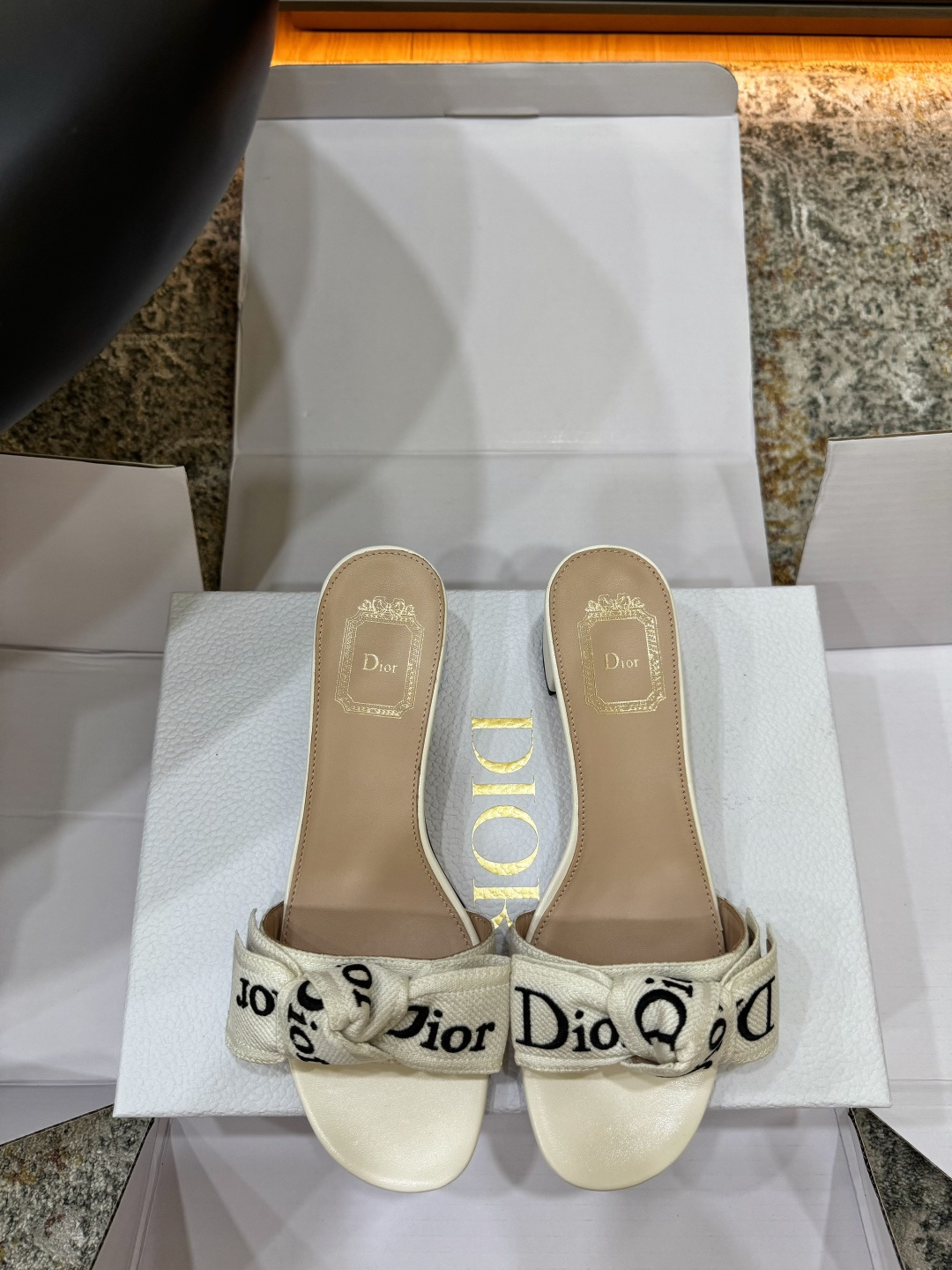 NO:902776,Hot new item Fabric 3D embroidery Lining Sheepskin Sole Cowhide Elegant style Creates a different feeling Heel height 4 cm 1cm (original development) Simple and elegant style!  show bdetails ———————————— size. ｜35-39 (40 41 42 customized), slippers, slippers, cowhide, sheepskin19860909爆款上新 面料 3D刺绣 内里 羊皮 鞋底 牛皮 优雅风格 创造不一样的感觉 跟高 4 cm 1cm（原版开发） 简约气质款式！ show bdetails ———————————— size. ｜35-39（40 41 42定制),拖鞋,slippers,cowhide,sheepskin,Women's Shoes