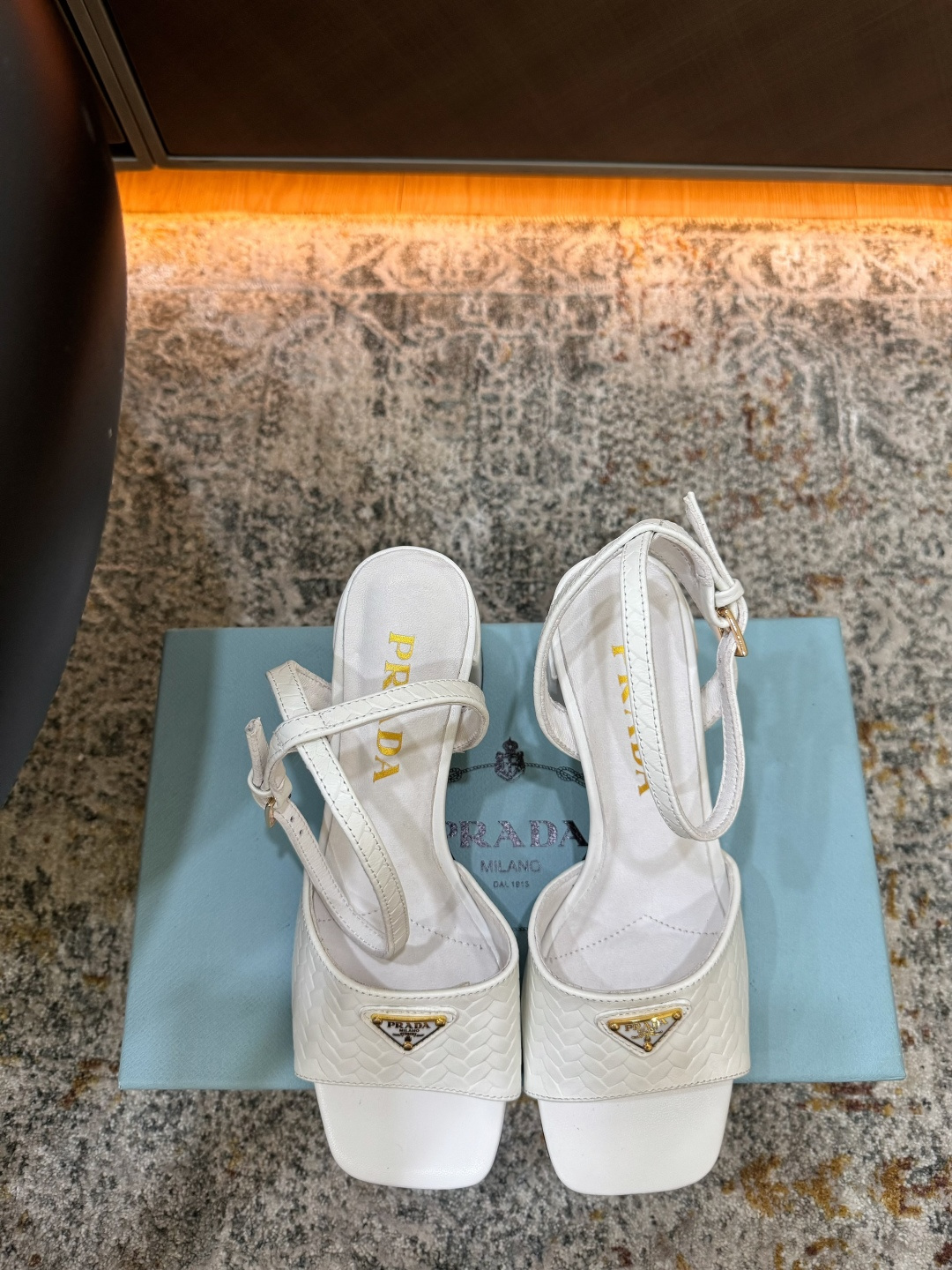 NO:902746,Hot sale. Fabric: Cowhide. Lining. Sheepskin. Sole. Cowhide. Elegant style. Create a different feeling. Heel height: 7.5 cm. Counter packaging. Simple and elegant style!  show bdetails ———————————— size. ｜35-39 (40 41 42 customized),sandals,sandals,cowhide,sheepskin19860909爆品发售 面料 牛皮 内里 羊皮 鞋底 牛皮 优雅风格 创造不一样的感觉 跟高7.5 cm 专柜包装 简约气质款式！ show bdetails ———————————— size. ｜35-39（40 41 42 定制）,凉鞋,sandals,cowhide,sheepskin,Women's Shoes