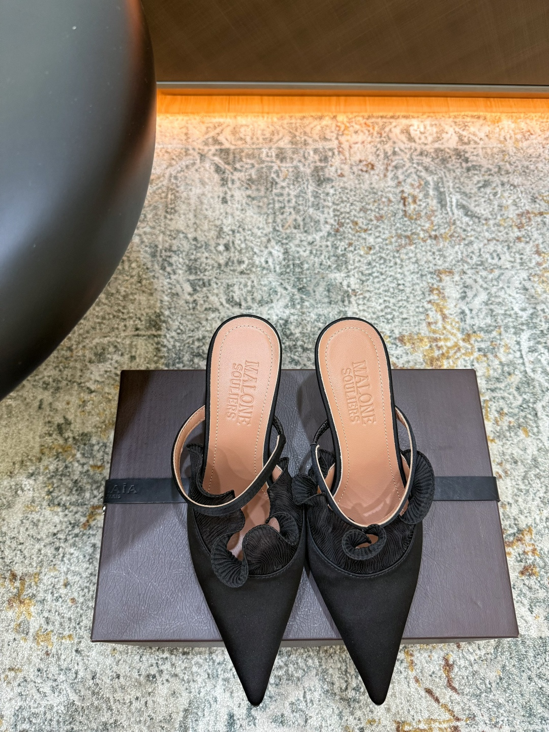 NO:902634,Hot sale. Fabric: Silk. Lining. Sheepskin. Sole. Cowhide. Elegant style. Create a different feeling. Heel height 8 cm. Counter packaging. Simple and elegant style!  show bdetails ———————————— size. ｜35-39 (40 41 42 customized), half-drag high heels, high heels, cowhide, sheepskin, real silk19860909爆品发售 面料 真丝  内里 羊皮 鞋底 牛皮 优雅风格 创造不一样的感觉 跟高 8 cm 专柜包装 简约气质款式！ show bdetails ———————————— size. ｜35-39（40 41 42 定制）,半拖高跟鞋,high heels,cowhide,sheepskin,real silk,Women's Shoes