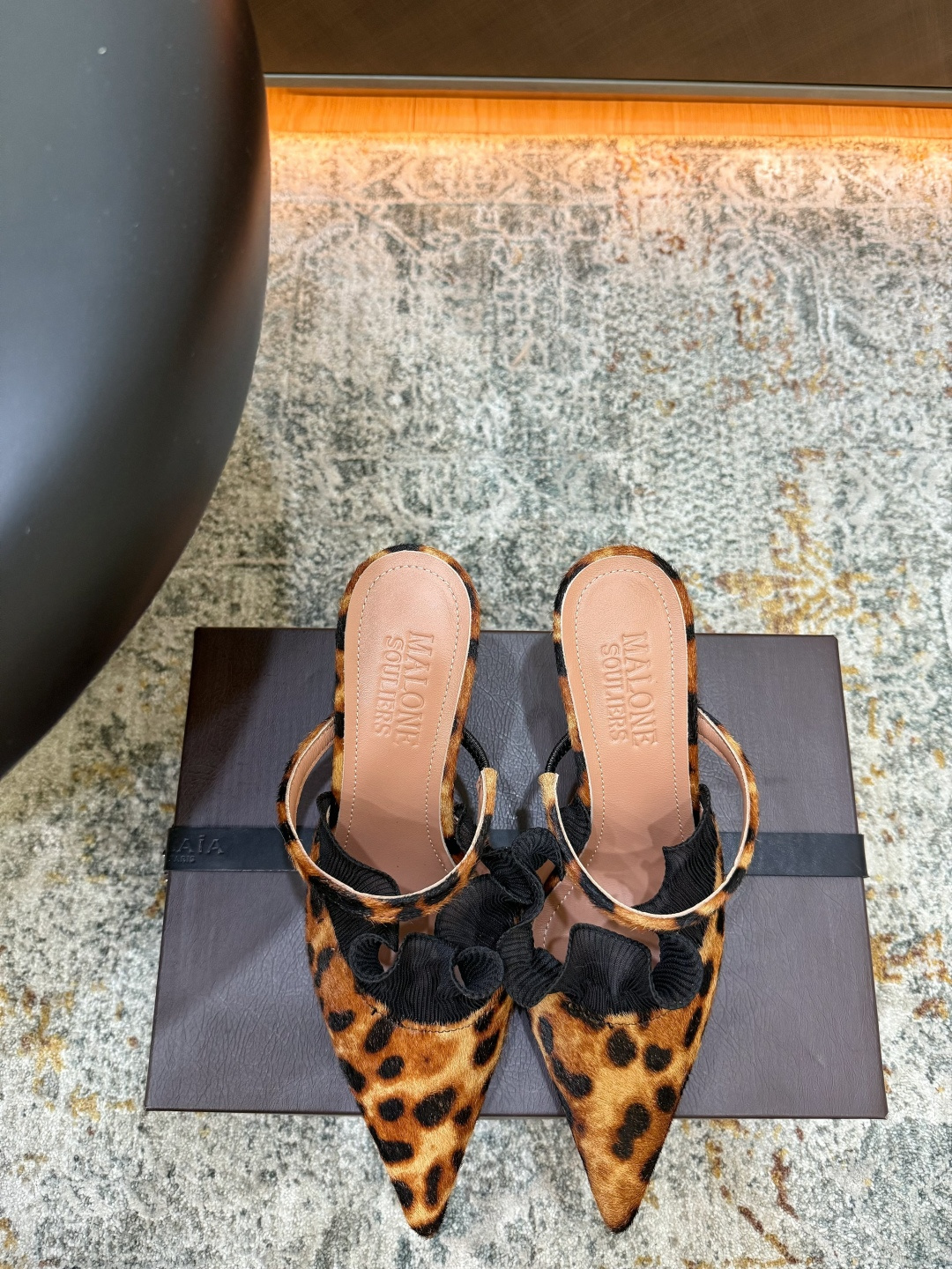 NO:902569,Hot sale Fabric Leopard print Lining Sheepskin Sole Cowhide Elegant style Creates a different feeling Heel height 8 cm Counter packaging Simple temperament style!  show bdetails ———————————— size. ｜35-39 (40 41 42 customized), half-drag high heels, high heels, cowhide, sheepskin19860909爆品发售 面料 豹纹 内里 羊皮 鞋底 牛皮 优雅风格 创造不一样的感觉 跟高 8 cm 专柜包装 简约气质款式！ show bdetails ———————————— size. ｜35-39（40 41 42 定制）,半拖高跟鞋,high heels,cowhide,sheepskin,Women's Shoes