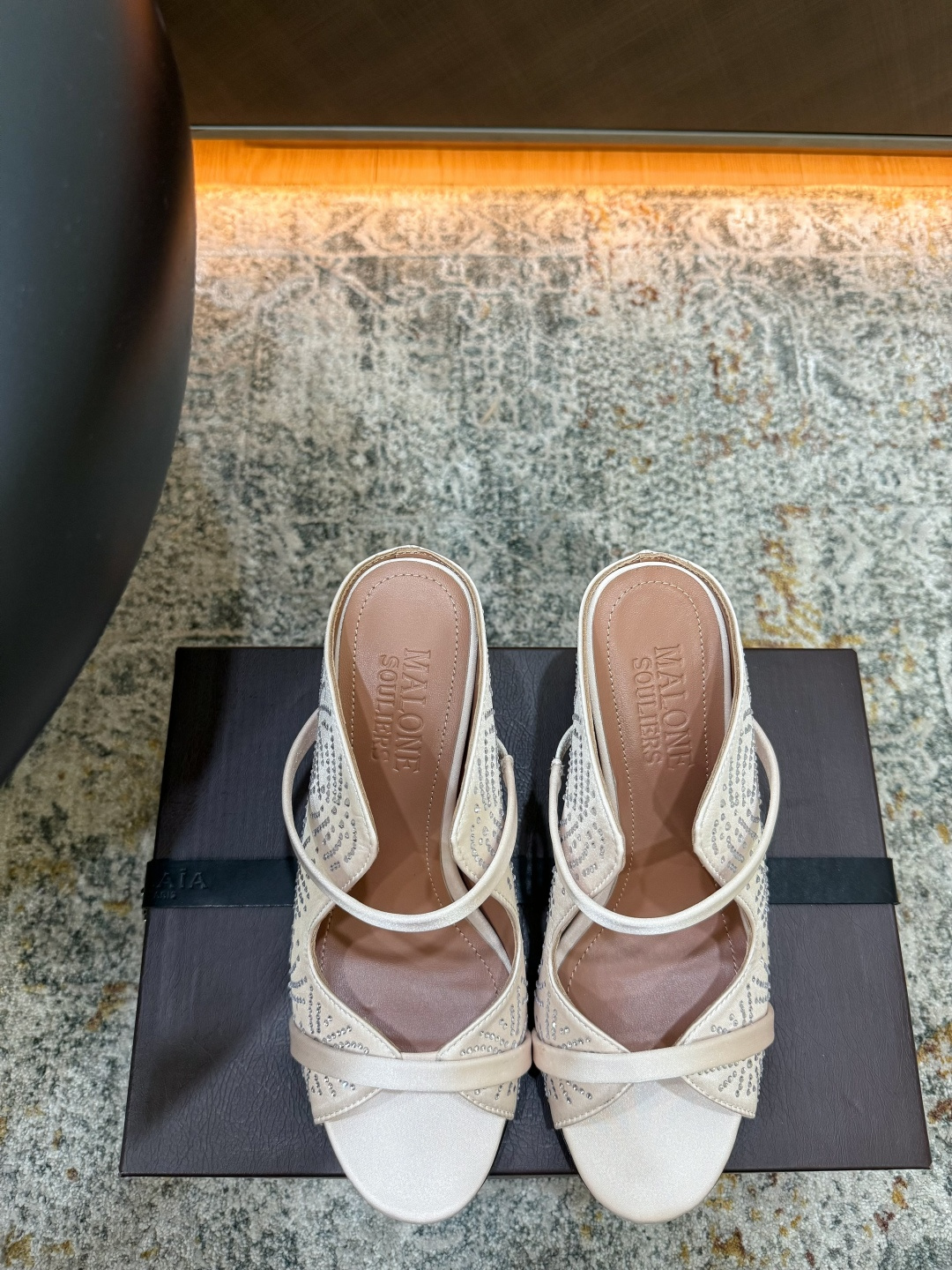 NO:902619,Hot sale. Fabric: Silk. Lining. Sheepskin. Sole. Cowhide. Elegant style. Create a different feeling. Heel height 7 cm. Counter packaging. Simple and elegant style!  show bdetails ———————————— size. ｜35-39 (40 41 42 customized), high heels sandals, sandals, high heels, cowhide, sheepskin, real silk19860909爆品发售 面料 真丝  内里 羊皮 鞋底 牛皮 优雅风格 创造不一样的感觉 跟高 7 cm 专柜包装 简约气质款式！ show bdetails ———————————— size. ｜35-39（40 41 42 定制）,高跟鞋凉鞋,sandals,high heels,cowhide,sheepskin,real silk,Women's Shoes
