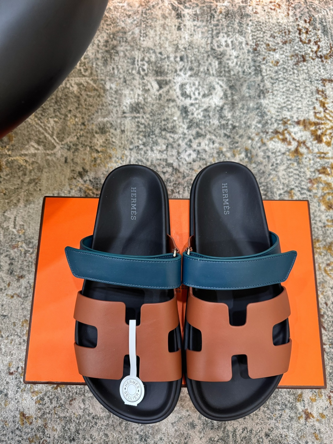 NO:902486,New product on sale ★Material cowhide Lining dyed cowhide Sole Rubber sole Elegant style Create a different feeling Heel height 2.5 cm Counter packaging Simple temperament style!  Top show bdetails on the market ———————————— ⊿size. ｜Female 35-42 Male 39-47 Couple style, slippers, slippers, cowhide19860909新品发售 ★面料 牛皮 内里 透染牛皮 鞋底 橡胶底 优雅风格 创造不一样的感觉 跟高2.5 cm 专柜包装 简约气质款式！ 市场顶级 show bdetails ————————————  ⊿size. ｜女35-42 男39-47 情侣款,拖鞋,slippers,cowhide,Women's Shoes