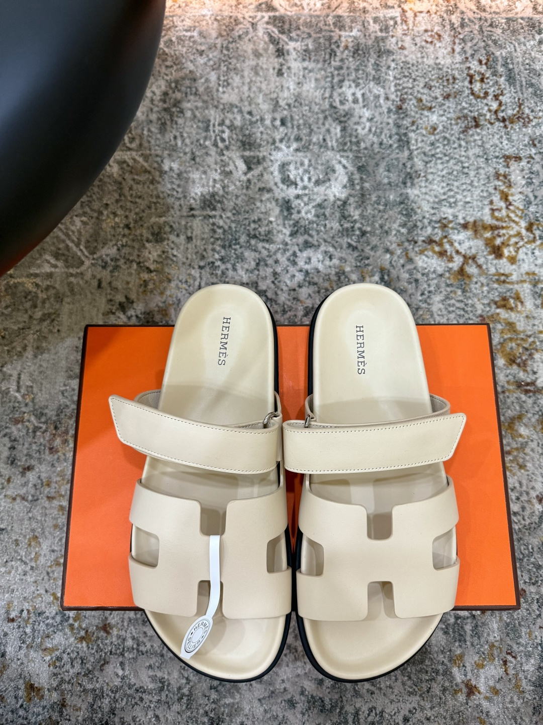 NO:902496,New product on sale ★Material cowhide Lining dyed cowhide Sole Rubber sole Elegant style Create a different feeling Heel height 2.5 cm Counter packaging Simple temperament style!  Top show bdetails on the market ———————————— ⊿size. ｜Female 35-42 Male 39-47 Couple style, slippers, slippers, cowhide19860909新品发售 ★面料 牛皮 内里 透染牛皮 鞋底 橡胶底 优雅风格 创造不一样的感觉 跟高2.5 cm 专柜包装 简约气质款式！ 市场顶级 show bdetails ————————————  ⊿size. ｜女35-42 男39-47 情侣款,拖鞋,slippers,cowhide,Women's Shoes