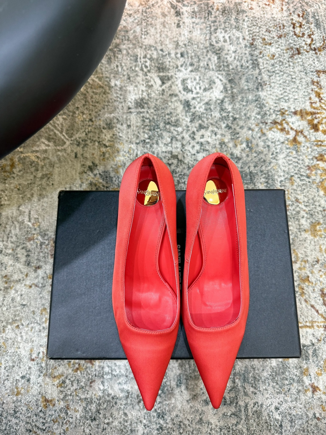 NO:902471,Hot item Fabric Silk Lining Sheepskin Sole Cowhide Elegant style Creates a different feeling Heel height 6.5 cm Counter packaging Simple and elegant style!  show bdetails ———————————— size. ｜35-39 (40 41 42 customized), high heels, high heels, cowhide, sheepskin, real silk19860909爆品 面料 真丝 内里 羊皮 鞋底 牛皮 优雅风格 创造不一样的感觉 跟高 6.5 cm 专柜包装 简约气质款式！ show bdetails ———————————— size. ｜35-39（40 41 42 定制),高跟鞋单鞋,high heels,cowhide,sheepskin,real silk,Women's Shoes