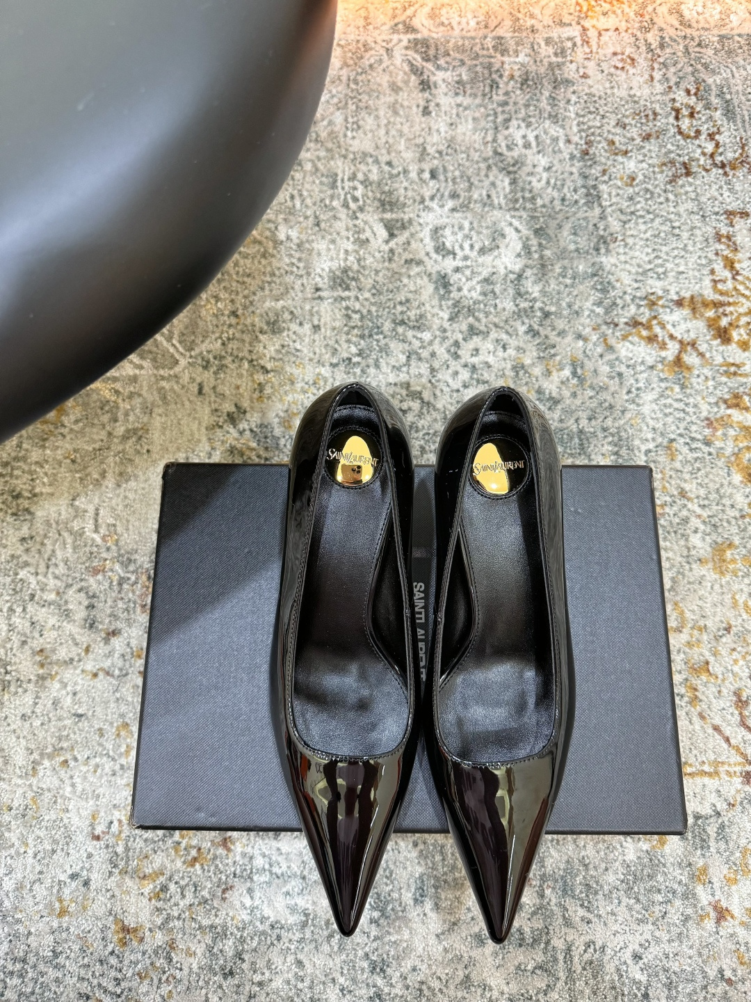 NO:902477,Hot item Fabric Patent leather Lining Sheepskin Sole Cowhide Elegant style Creates a different feeling Heel height 6.5 cm Counter packaging Simple temperament style!  show bdetails ———————————— size. ｜35-39 (40 41 42 customized), high heels, high heels, cowhide, sheepskin19860909爆品 面料 漆皮 内里 羊皮 鞋底 牛皮 优雅风格 创造不一样的感觉 跟高 6.5 cm 专柜包装 简约气质款式！ show bdetails ———————————— size. ｜35-39（40 41 42 定制),高跟鞋单鞋,high heels,cowhide,sheepskin,Women's Shoes