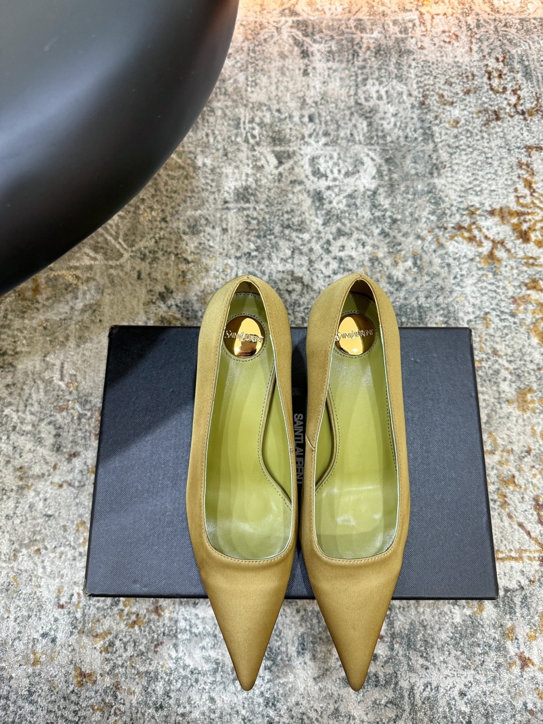 NO:902483,Hot item Fabric Silk Lining Sheepskin Sole Cowhide Elegant style Creates a different feeling Heel height 6.5 cm Counter packaging Simple and elegant style!  show bdetails ———————————— size. ｜35-39 (40 41 42 customized), high heels, high heels, cowhide, sheepskin, real silk19860909爆品 面料 真丝 内里 羊皮 鞋底 牛皮 优雅风格 创造不一样的感觉 跟高 6.5 cm 专柜包装 简约气质款式！ show bdetails ———————————— size. ｜35-39（40 41 42 定制),高跟鞋单鞋,high heels,cowhide,sheepskin,real silk,Women's Shoes