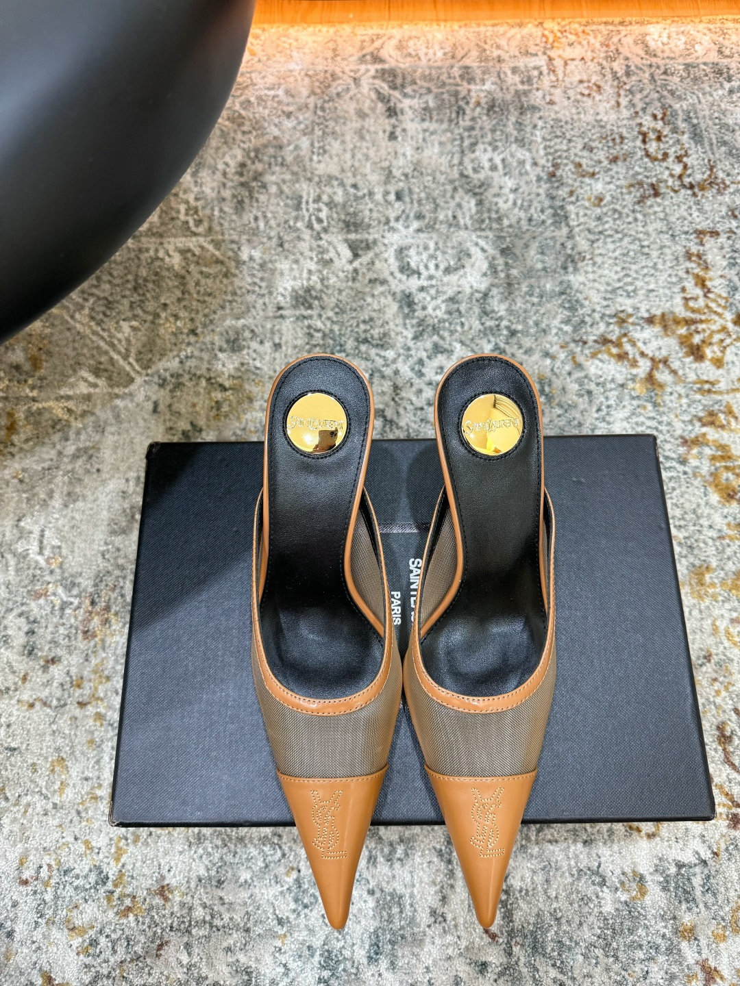 NO:902495,Hot item fabric mesh lining sheepskin sole cowhide elegant style creates a different feeling heel height 8 cm counter packaging simple and elegant style!  show bdetails ———————————— size. ｜35-39 (40 41 42 customized), half-drag high heels, high heels, cowhide, sheepskin19860909爆品  面料 网面  内里 羊皮 鞋底 牛皮 优雅风格 创造不一样的感觉 跟高 8 cm 专柜包装 简约气质款式！ show bdetails ———————————— size. ｜35-39（40 41 42 定制),半拖高跟鞋,high heels,cowhide,sheepskin,Women's Shoes