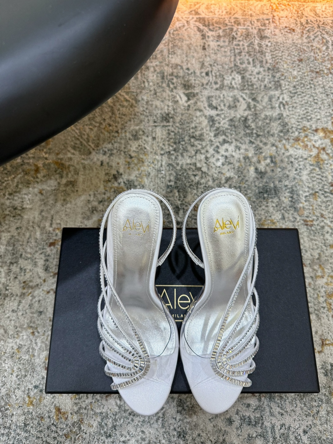 NO:902463,Recommended hot items Fabric Silk Lining Sheepskin Sole Cowhide Elegant style Creates a different feeling Heel height 11 cm Counter packaging Simple and elegant style!  show bdetails ———————————— size. ｜35-39 (40 41 42 43 customized), high heels slippers, high heels, slippers, cowhide, sheepskin, real silk19860909爆款推荐 面料 真丝  内里 羊皮 鞋底 牛皮 优雅风格 创造不一样的感觉 跟高 11 cm 专柜包装  简约气质款式！ show bdetails ———————————— size. ｜35-39（40 41 42 43定制）,高跟鞋拖鞋,high heels,slippers,cowhide,sheepskin,real silk,Women's Shoes