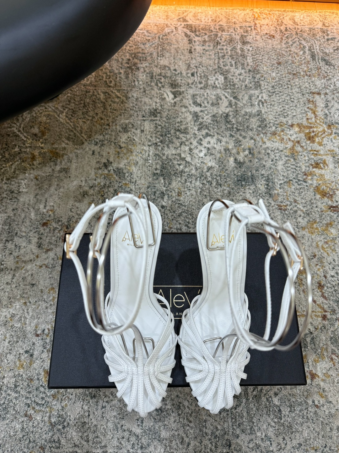 NO:902479,Recommended hot items Fabric Patent leather Lining Sheepskin Sole Cowhide Elegant style Creates a different feeling Heel height 11 cm Counter packaging Simple and elegant style!  show bdetails ———————————— size. ｜35-39 (40 41 42 43 customized), high heels sandals, sandals, high heels, cowhide, sheepskin19860909爆款推荐 面料 漆皮 内里 羊皮 鞋底 牛皮 优雅风格 创造不一样的感觉 跟高 11 cm 专柜包装  简约气质款式！ show bdetails ———————————— size. ｜35-39（40 41 42 43定制）,高跟鞋凉鞋,sandals,high heels,cowhide,sheepskin,Women's Shoes