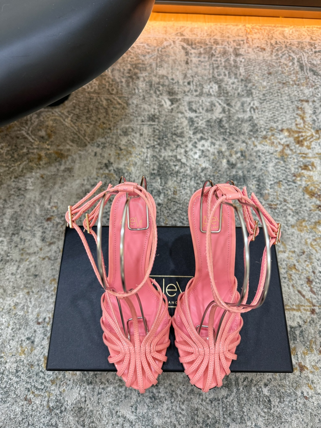 NO:902440,Recommended hot items Fabric Patent leather Lining Sheepskin Sole Cowhide Elegant style Creates a different feeling Heel height 11 cm Counter packaging Simple and elegant style!  show bdetails ———————————— size. ｜35-39 (40 41 42 43 customized), high heels sandals, sandals, high heels, cowhide, sheepskin19860909爆款推荐 面料 漆皮 内里 羊皮 鞋底 牛皮 优雅风格 创造不一样的感觉 跟高 11 cm 专柜包装  简约气质款式！ show bdetails ———————————— size. ｜35-39（40 41 42 43定制）,高跟鞋凉鞋,sandals,high heels,cowhide,sheepskin,Women's Shoes