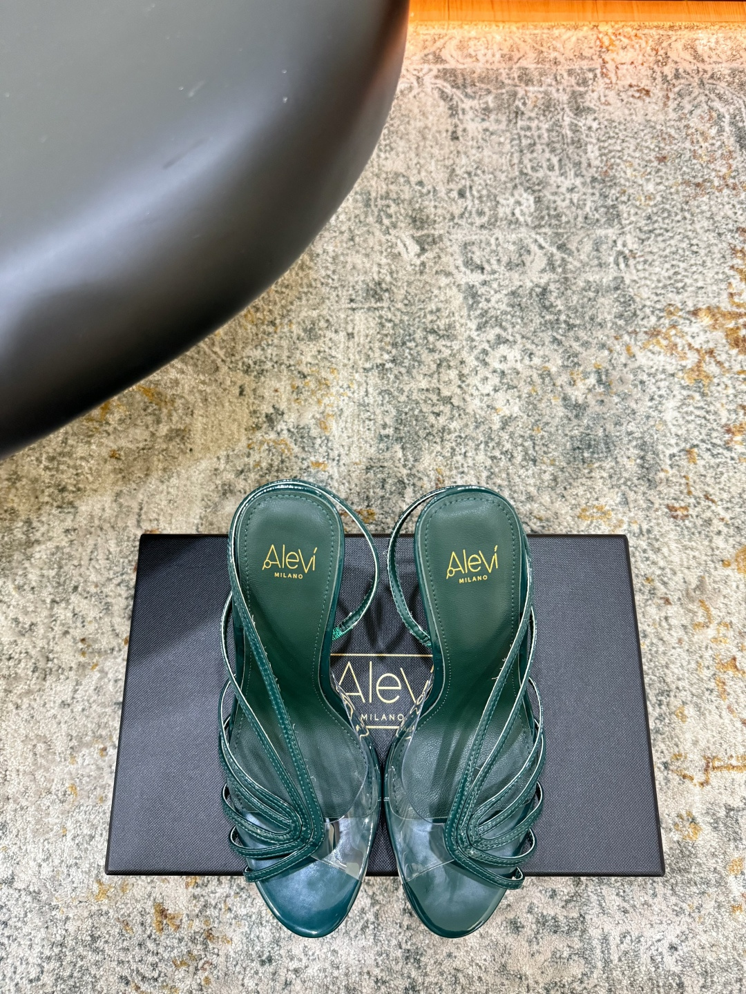 NO:902454,Recommended hot items Fabric Patent leather Lining Sheepskin Sole Cowhide Elegant style Creates a different feeling Heel height 11 cm Counter packaging Simple and elegant style!  show bdetails ———————————— size. ｜35-39 (40 41 42 43 customized), high heels slippers, high heels, slippers, cowhide, sheepskin19860909爆款推荐 面料 漆皮 内里 羊皮 鞋底 牛皮 优雅风格 创造不一样的感觉 跟高 11 cm 专柜包装  简约气质款式！ show bdetails ———————————— size. ｜35-39（40 41 42 43定制）,高跟鞋拖鞋,high heels,slippers,cowhide,sheepskin,Women's Shoes
