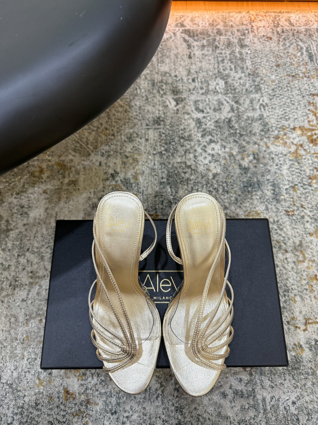 NO:902473,Recommended hot items Fabric Sheepskin Lining Sheepskin Sole Cowhide Elegant style Creates a different feeling Heel height 11 cm Counter packaging Simple and elegant style!  show bdetails ———————————— size. ｜35-39 (40 41 42 43 customized), high heels slippers, high heels, slippers, cowhide, sheepskin19860909爆款推荐 面料 羊皮 内里 羊皮 鞋底 牛皮 优雅风格 创造不一样的感觉 跟高 11 cm 专柜包装  简约气质款式！ show bdetails ———————————— size. ｜35-39（40 41 42 43定制）,高跟鞋拖鞋,high heels,slippers,cowhide,sheepskin,Women's Shoes