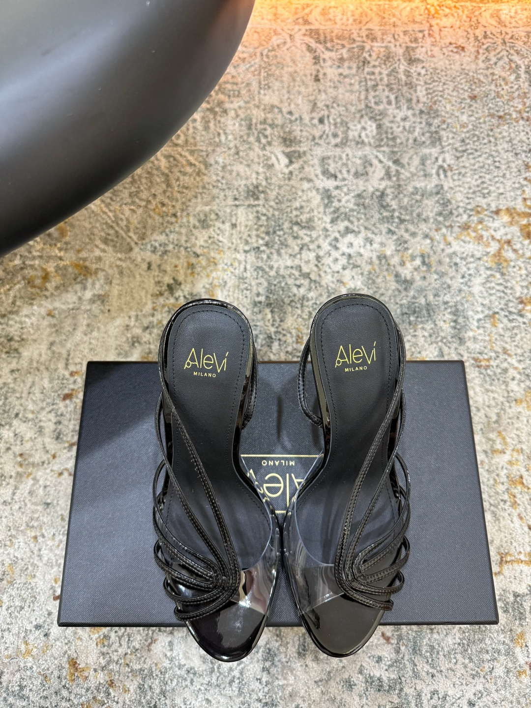 NO:902518,Recommended hot items Fabric Patent leather Lining Sheepskin Sole Cowhide Elegant style Creates a different feeling Heel height 11 cm Counter packaging Simple and elegant style!  show bdetails ———————————— size. ｜35-39 (40 41 42 43 customized), high heels sandals, sandals, high heels, cowhide, sheepskin19860909爆款推荐 面料 漆皮 内里 羊皮 鞋底 牛皮 优雅风格 创造不一样的感觉 跟高 11 cm 专柜包装  简约气质款式！ show bdetails ———————————— size. ｜35-39（40 41 42 43定制）,高跟鞋凉鞋,sandals,high heels,cowhide,sheepskin,Women's Shoes