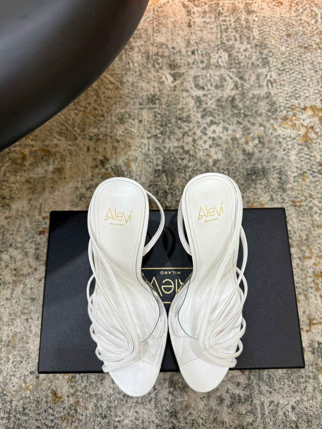 NO:902532,Recommended hot items Fabric Patent leather Lining Sheepskin Sole Cowhide Elegant style Creates a different feeling Heel height 11 cm Counter packaging Simple and elegant style!  show bdetails ———————————— size. ｜35-39 (40 41 42 43 customized), high heels sandals, sandals, high heels, cowhide, sheepskin19860909爆款推荐 面料 漆皮 内里 羊皮 鞋底 牛皮 优雅风格 创造不一样的感觉 跟高 11 cm 专柜包装  简约气质款式！ show bdetails ———————————— size. ｜35-39（40 41 42 43定制）,高跟鞋凉鞋,sandals,high heels,cowhide,sheepskin,Women's Shoes