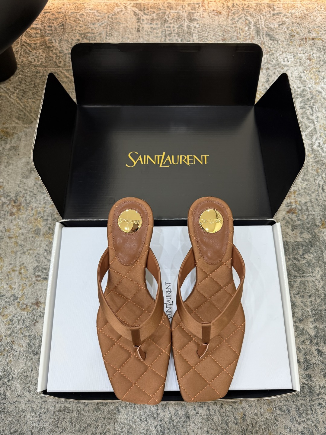 NO:902522,Hot item Fabric Silk Lining Sheepskin Sole Cowhide Elegant style Creates a different feeling Heel height 4.5 cm Counter packaging Simple temperament style!  show bdetails ———————————— size. ｜35-39 (40 41 42 customized), split-toe shoes, cowhide, sheepskin, real silk19860909爆品 面料 真丝 内里 羊皮 鞋底 牛皮 优雅风格 创造不一样的感觉 跟高 4.5 cm 专柜包装 简约气质款式！ show bdetails ———————————— size. ｜35-39（40 41 42 定制),分趾鞋,cowhide,sheepskin,real silk,Women's Shoes