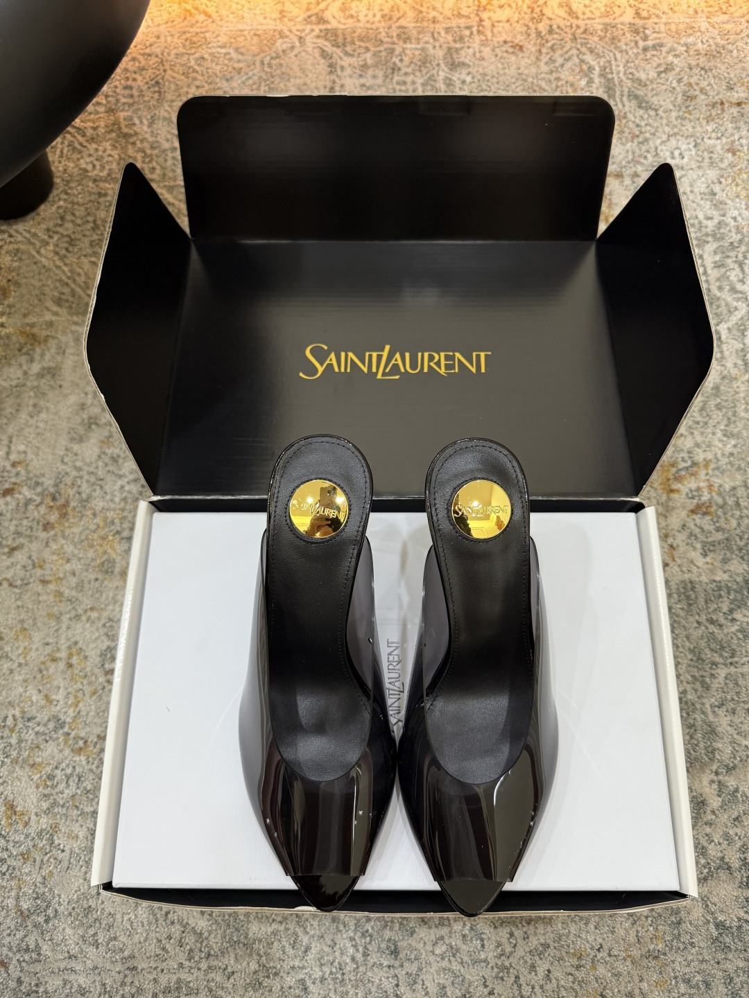 NO:902510,Hot item Fabric Film Lining Sheepskin Sole Cowhide Elegant style Creates a different feeling Heel height 8.5 cm Counter packaging Simple and elegant style!  show bdetails ———————————— size. ｜35-39 (40 41 42 customized), high heels slippers, high heels, slippers, cowhide, sheepskin19860909爆品 面料 胶片 内里 羊皮 鞋底 牛皮 优雅风格 创造不一样的感觉 跟高 8.5 cm 专柜包装 简约气质款式！ show bdetails ———————————— size. ｜35-39（40 41 42 定制),高跟鞋拖鞋,high heels,slippers,cowhide,sheepskin,Women's Shoes
