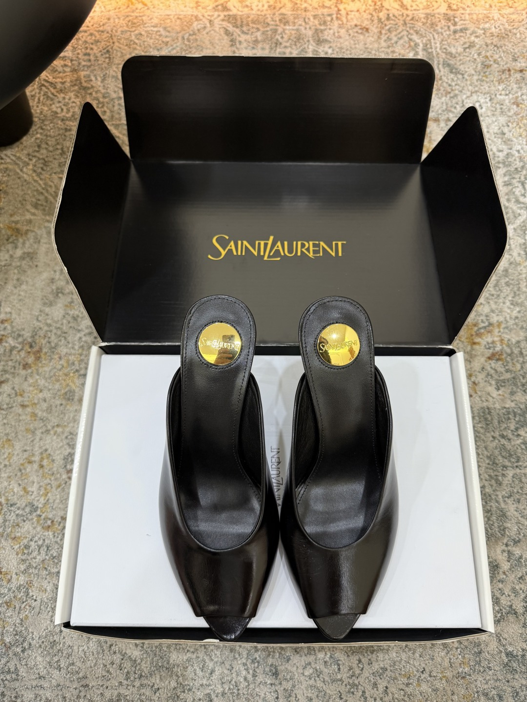 NO:902516,Hot-selling fabric: waxed leather lining: sheepskin sole: cowhide Elegant style creates a different feeling Heel height 8.5 cm Counter packaging Simple and elegant style!  show bdetails ———————————— size. ｜35-39 (40 41 42 customized), high heels slippers, high heels, slippers, cowhide, sheepskin19860909爆品 面料 油蜡皮 内里 羊皮 鞋底 牛皮 优雅风格 创造不一样的感觉 跟高 8.5 cm 专柜包装 简约气质款式！ show bdetails ———————————— size. ｜35-39（40 41 42 定制),高跟鞋拖鞋,high heels,slippers,cowhide,sheepskin,Women's Shoes
