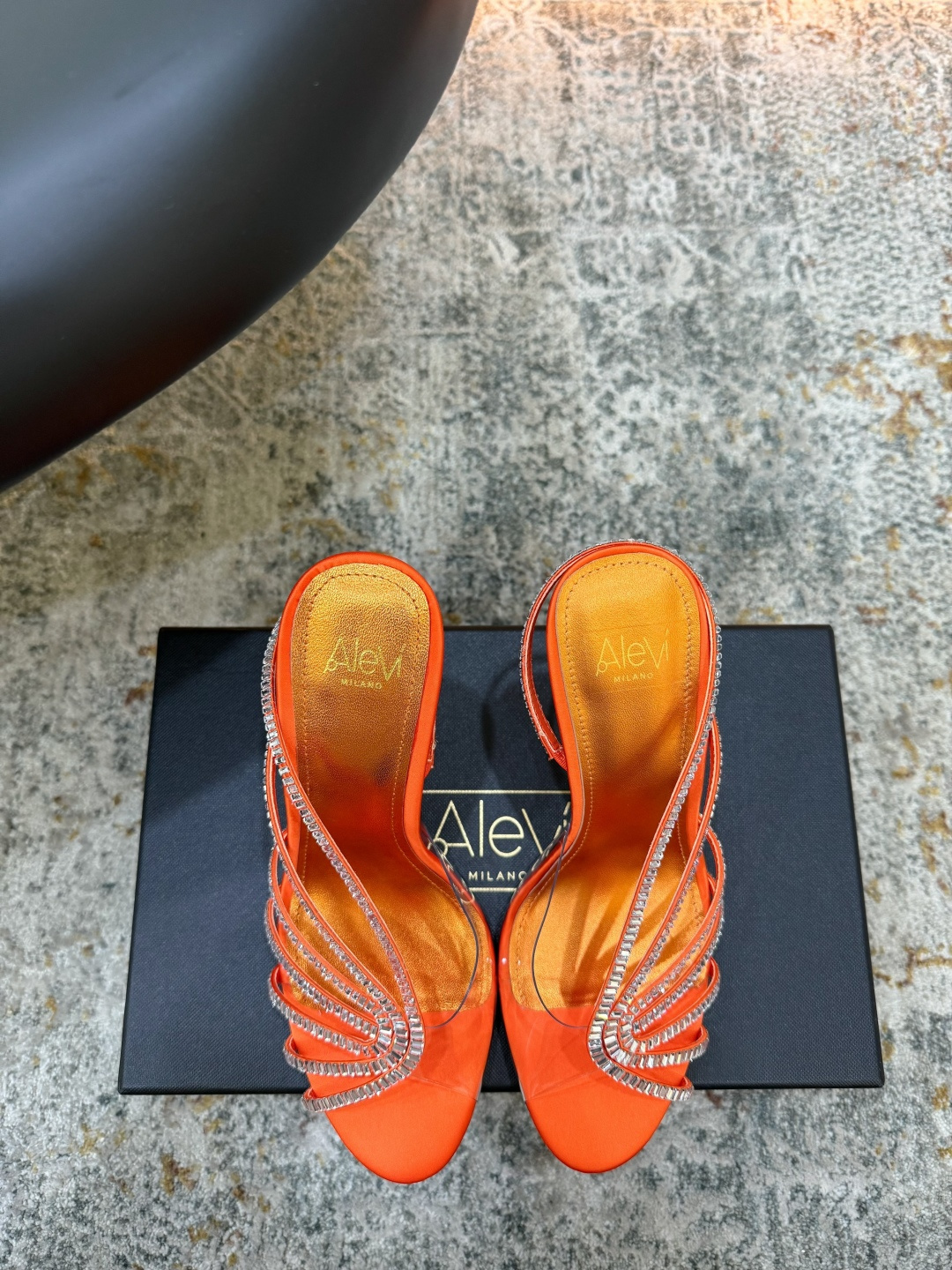NO:902504,Recommended hot items Fabric Silk Lining Sheepskin Sole Cowhide Elegant style Creates a different feeling Heel height 11 cm Counter packaging Simple and elegant style!  show bdetails ———————————— size. ｜35-39 (40 41 42 43 customized), high heels slippers, high heels, slippers, cowhide, sheepskin, real silk19860909爆款推荐 面料 真丝  内里 羊皮 鞋底 牛皮 优雅风格 创造不一样的感觉 跟高 11 cm 专柜包装  简约气质款式！ show bdetails ———————————— size. ｜35-39（40 41 42 43定制）,高跟鞋拖鞋,high heels,slippers,cowhide,sheepskin,real silk,Women's Shoes