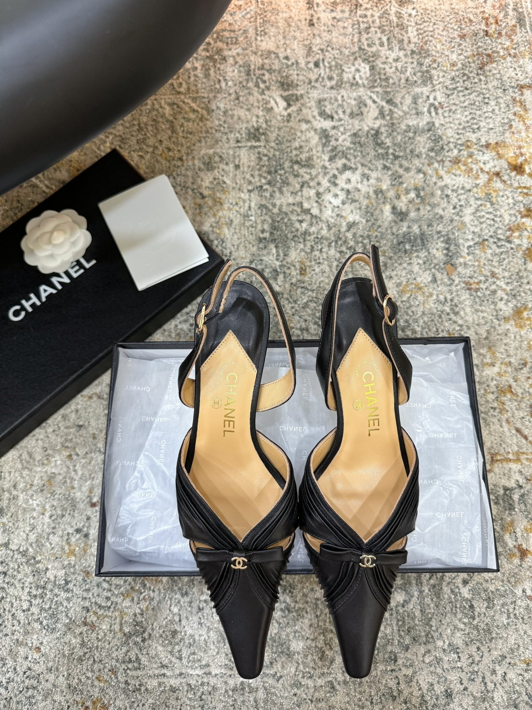NO:902500,Pleated pointed toe back strap sandals, 1. Elegance hidden in the details, Chanel pleated lambskin sandals, fresh in white, gentle in naked, and atmospheric in black, suitable for daily dating and commuting, French elegant natal shoes, lambskin pleated + classic double C, slimming and full of atmosphere. Material sheepskin, lining sheepskin, sole cowhide, elegant style, creating a different feeling, heel height 6.5 cm, counter packaging, simple and elegant style!  Market top show bdetails ————————————⊿size.｜35-40 (40 41 42 customized), high heels sandals, chanel, sandals, high heels, cowhide, sheepskin19860909褶皱尖头后绊带凉鞋,1. 藏在细节里的优雅,香奈儿褶皱小羊皮凉鞋,白的清新、裸的温柔、黑的大气,日常约会通勤都适配,法式优雅本命单鞋,小羊皮褶皱+经典双C,显瘦氛围感拉满. 面料羊皮 内里羊皮 鞋底牛皮 优雅风格 创造不一样的感觉 跟高 6.5 cm 专柜包装 简约气质款式！ 市场顶级 show bdetails ————————————  ⊿size. ｜35-40（40 41 42 定制),高跟鞋凉鞋,chanel,sandals,high heels,cowhide,sheepskin,Women's Shoes
