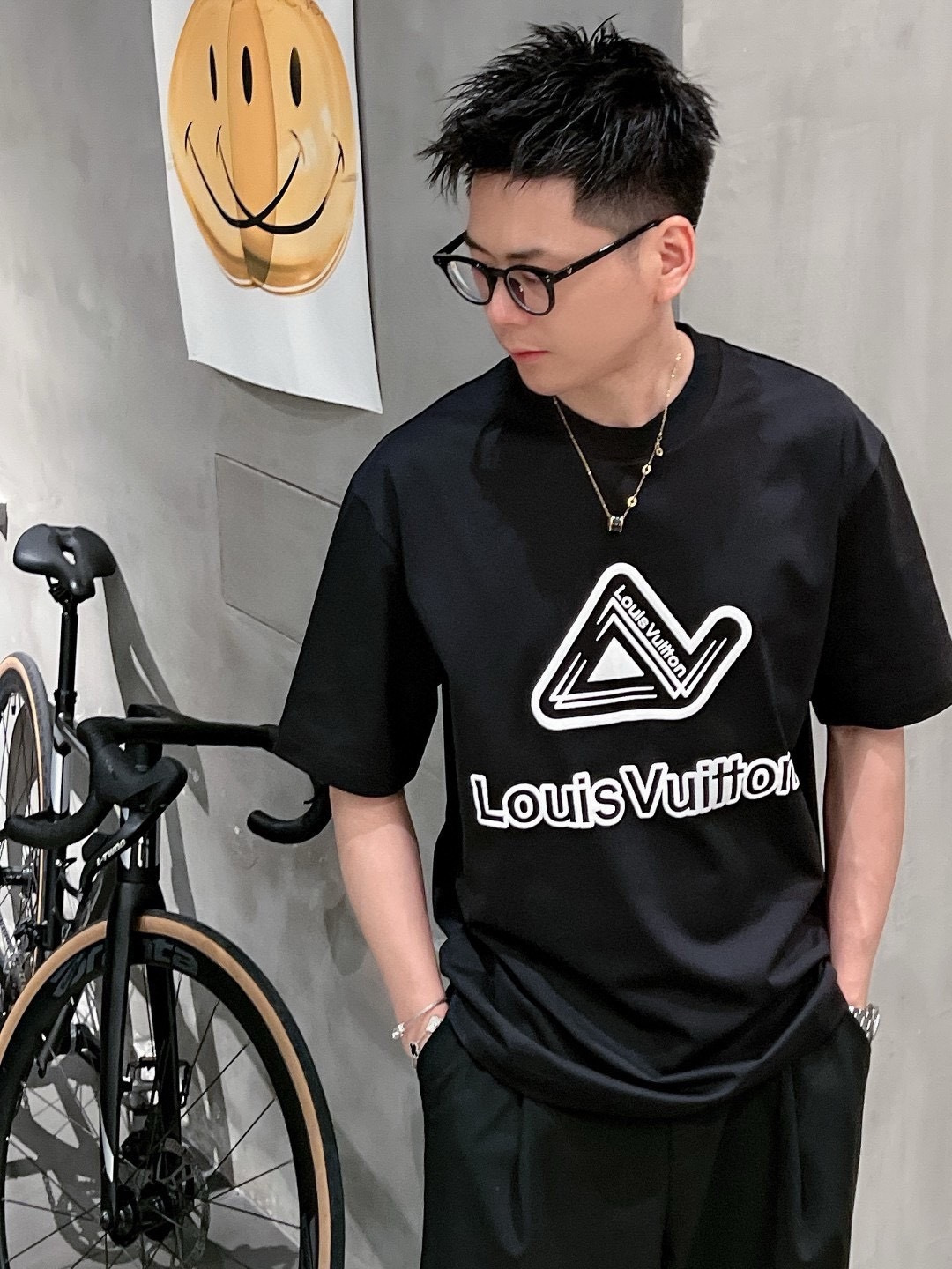 NO:162131,LV 2025 spring and summer new style first-time counter latest short-sleeved round-neck T-shirt, high-end customization, avant-garde and fashionable design!  Brand logo heavy craft design, high-end customized mercerated cloud cotton fabric, soft feel, comfortable to wear, exquisite counter-level car line, fine workmanship, invincible and handsome upper body effect!  A must-have item for handsome men!  Color black white Number M-3XL, louis vuitton, T-shirt,tees, t-shirt,alexander wang19860909LV 2025春夏新款首发专柜最新款短袖圆领T恤 高端订制 设计前卫时尚！品牌logo重工艺设计 高端定制丝光云朵棉面料.手感柔软.穿着舒适.专柜级别精致车线.做工精细.上身效果无敌帅气！型男必备单品！ 颜色黑色 白色 码数M-3XL,,louis vuitton,T-shirt,tees，t-shirt,alexander wang,Men's clothing