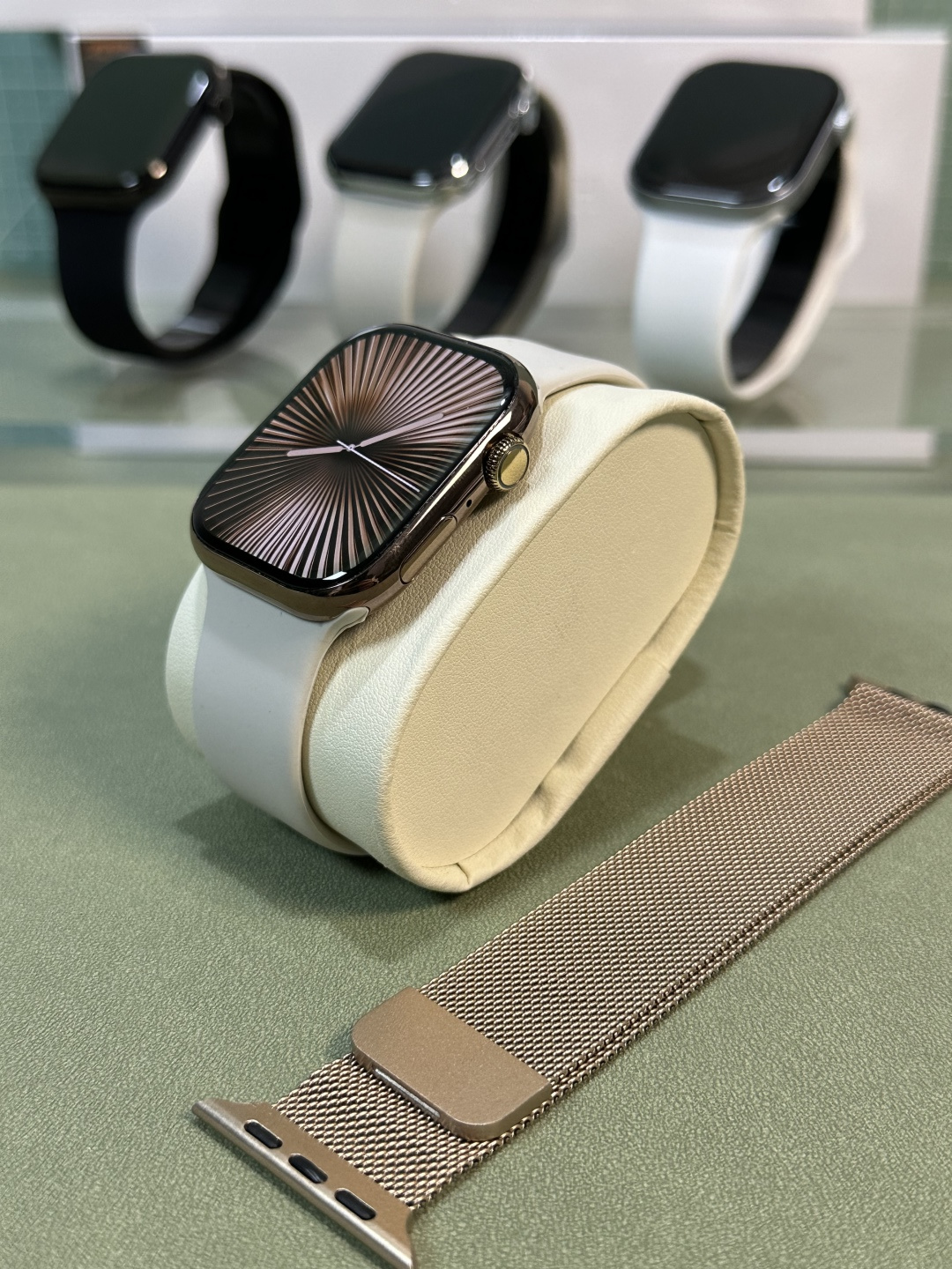 新增配色 46mm玫瑰金‼️💰280
苹果最新发布Apple Watch Series10京东版‼️
S10全新升级9.3毫米超薄机身 46mm表盘 还原原装
采用LTPO原装屏幕 120HZ超高刷新率 钛金属材质 边框后盖机身一体成型 白色旋钮线圈 双蜂窝扬声器 后盖带天线圈 市面最稳最高版本 细节全部对标原装
升级3D视觉动效 重力感应IU界面
超多功能 微信支付宝双支付 离线支付 本地相册 电子书 录音 本地音乐 可独立连接蓝牙耳机 健身运动不带手机 非常方便 功能流畅度秒杀市面所有版本
NFC门禁功能 百度导航 应用市场 可下载超多小游戏 实用工具 触控手势接电话 AI智能表盘 主题自定义 可换背景照片 换表盘 百城乘车码 超多功能
灵动岛 熄屏壁纸 抬手亮屏 24小时语音备忘录
心率监测 体能训练 健身记录 运动记录 睡眠检测 血氧 血压 压力 天气 闹钟 梅脱 日历 计时器 计算机 秒表 指南针 通讯录 语音助手 翻译软件 信息提示等超多功能
标配:无线充电线 手表 硅胶表带 额外赠送表带 说明书 原装包装 专用打包盒
售后要求:外观d不磨损 屏幕膜不撕过可退换‼️
售后保修三个月