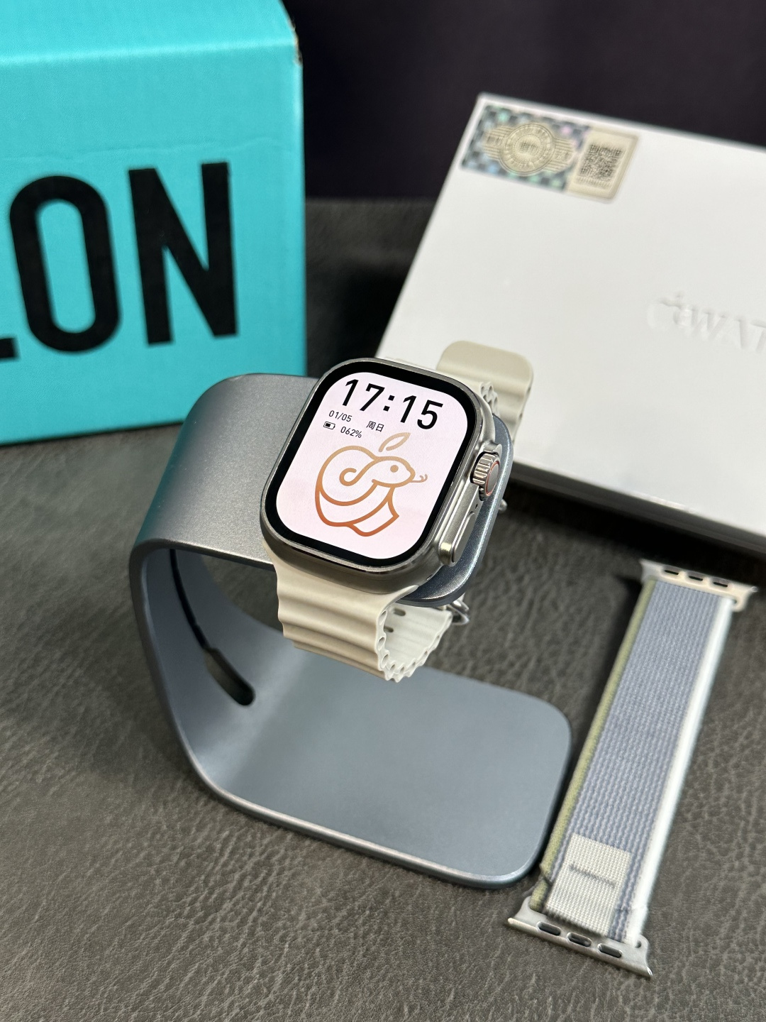 蛇年限定款🐍💰280
Apple Watch Ultra2智能手表‼️
升级共享网络‼️可共享手机网络
升级喜马拉雅听书 可离线听小说 离线下载表盘壁纸 可通过语言助手回复微信消息 本地相册 电子书 单独连接蓝牙耳机 等超多实用功能

49mm表盘 90赫兹高刷 采用AMOLED屏幕
带翻译器功能 可翻译多国家语言
全行业首创 带应用商城 支持超百款应用下载 后台将不断更新 全网唯一款可下载软件
双指互点手势操作功能 同步原装
独家双支付 可绑定微信/支付宝支付 不带手机可离线支付 区别市面通货毒版单支付
百城公交乘车码 录音功能  录音回放
单蓝牙连接 不需要连接俩个蓝牙 nfc功能 灵动岛功能动画
全球首创AI机器人 可回答任何问题 非常强大
人工智能生成表盘 一句话生成你想要的表盘 支持下载本地音乐离线播放 百度导航2.0
GPT人工智能2.0 领先全行的真正智能AI创作小帮手
内置4GB内存  12.24小时语音备忘录
支持百款以上表盘下载安装 支持手表主题自定义 不仅表盘可自定义 主页菜单壁纸也支持自定义
超长续航能力 正常使用2-3天无压力 待机10天以上
国际时钟 可添加多个国家时间 原装天线圈 同步官网 真心率监测 真血压 血氧 呼吸 睡眠 压力 梅脱 血糖 呼吸频道 真指南针 天气预报 闹钟 信息提示 查找手机 日历  小游戏 计时器 计算器 秒针 短视频遥控 名片夹 收款码 活动记录 几十款运动功能  功能齐全 满足日常更多使用需求 使用更方便
超多新功能 引领市场 真正遥遥领先 领先行业标准
下单标配：专用磁吸无线充-标配白色海洋表带-赠送表带（款式可选）-原装包装-专用毒盒‼️
售后服务：不刮花 不撕后背膜 不要有佩戴痕迹 不影响二次销售15天内可退换，保修三个月，人为因素导致除外‼️