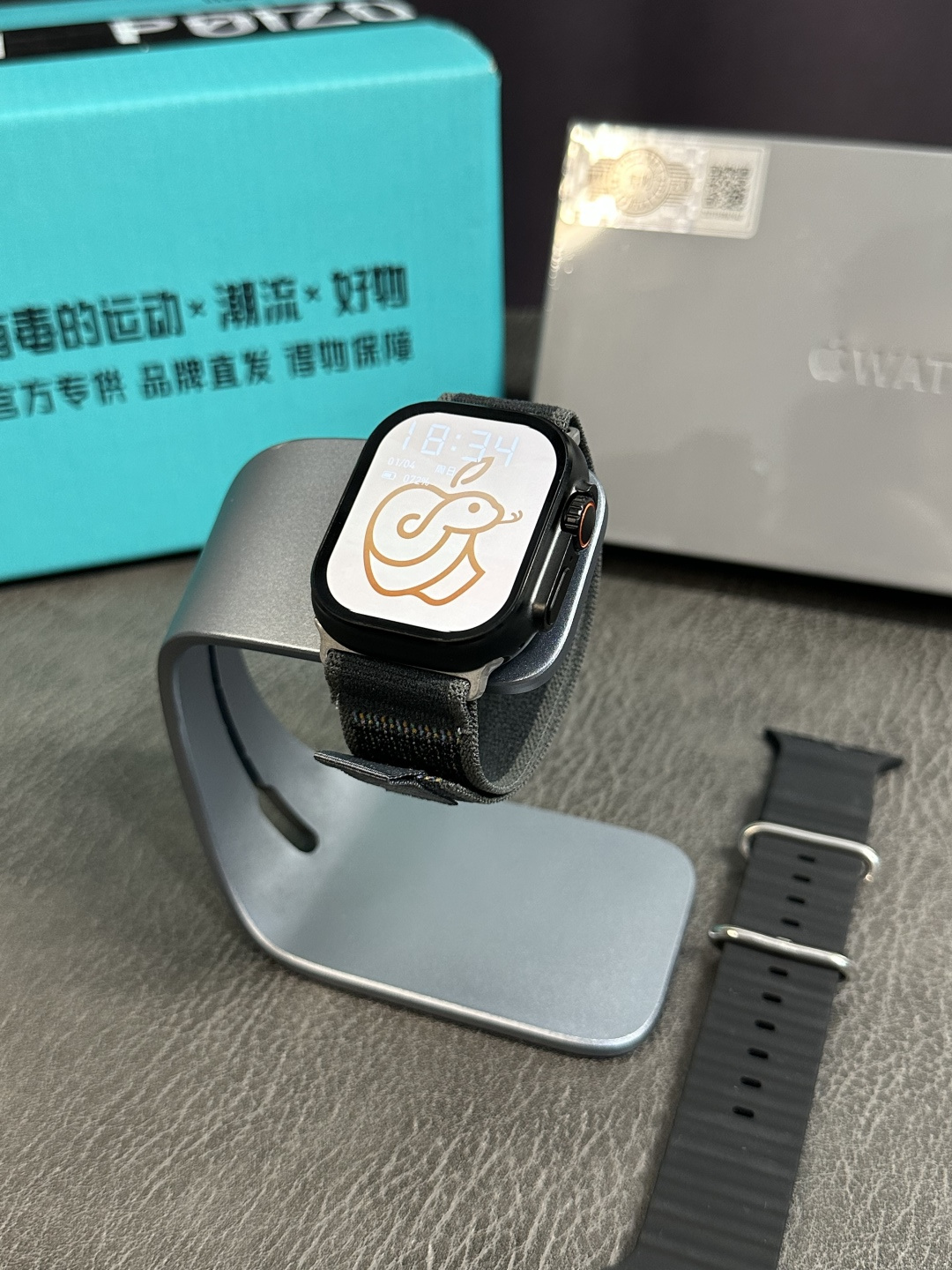 蛇年限定款🐍💰280
Apple Watch Ultra2智能手表‼️
升级共享网络‼️可共享手机网络
升级喜马拉雅听书 可离线听小说 离线下载表盘壁纸 可通过语言助手回复微信消息 本地相册 电子书 单独连接蓝牙耳机 等超多实用功能
49mm表盘 90赫兹高刷 采用AMOLED屏幕
带翻译器功能 可翻译多国家语言
全行业首创 带应用商城 支持超百款应用下载 后台将不断更新 全网唯一款可下载软件
双指互点手势操作功能 同步原装
独家双支付 可绑定微信/支付宝支付 不带手机可离线支付 区别市面通货毒版单支付
百城公交乘车码 录音功能 录音回放
单蓝牙连接 不需要连接俩个蓝牙 nfc功能 灵动岛功能动画
全球首创AI机器人 可回答任何问题 非常强大
人工智能生成表盘 一句话生成你想要的表盘 支持下载本地音乐离线播放 百度导航2.0
GPT人工智能2.0 领先全行的真正智能AI创作小帮手
内置4GB内存 12.24小时语音备忘录
支持百款以上表盘下载安装 支持手表主题自定义 不仅表盘可自定义 主页菜单壁纸也支持自定义
超长续航能力 正常使用2-3天无压力 待机10天以上
国际时钟 可添加多个国家时间 原装天线圈 同步官网 真心率监测 真血压 血氧 呼吸 睡眠 压力 梅脱 血糖 呼吸频道 真指南针 天气预报 闹钟 信息提示 查找手机 日历 小游戏 计时器 计算器 秒针 短视频遥控 名片夹 收款码 活动记录 几十款运动功能 功能齐全 满足日常更多使用需求 使用更方便
超多新功能 引领市场 真正遥遥领先 领先行业标准
下单标配:专用磁吸无线充-标配白色海洋表带-赠送表带(款式可选)-原装包装-专用毒盒‼️
售后服务:不刮花 不撕后背膜 不要有佩戴痕迹 不影响二次销售15天内可退换,保修三个月,人为因素导致除外‼️