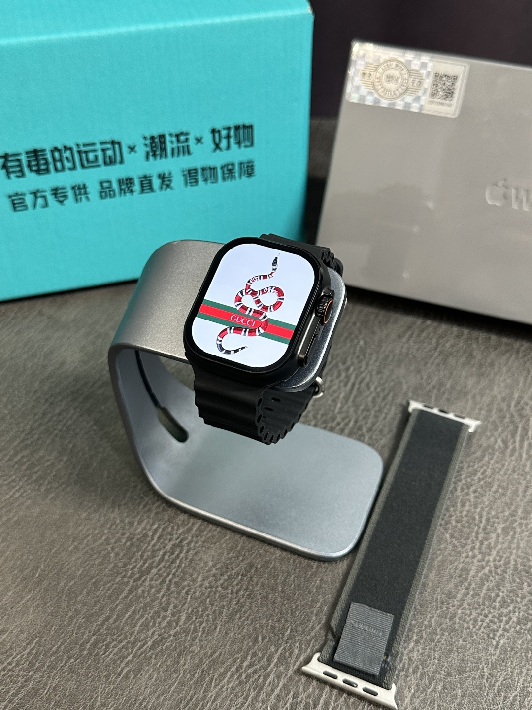 蛇年限定款🐍💰280
Apple Watch Ultra2智能手表‼️
升级共享网络‼️可共享手机网络
升级喜马拉雅听书 可离线听小说 离线下载表盘壁纸 可通过语言助手回复微信消息 本地相册 电子书 单独连接蓝牙耳机 等超多实用功能
49mm表盘 90赫兹高刷 采用AMOLED屏幕
带翻译器功能 可翻译多国家语言
全行业首创 带应用商城 支持超百款应用下载 后台将不断更新 全网唯一款可下载软件
双指互点手势操作功能 同步原装
独家双支付 可绑定微信/支付宝支付 不带手机可离线支付 区别市面通货毒版单支付
百城公交乘车码 录音功能 录音回放
单蓝牙连接 不需要连接俩个蓝牙 nfc功能 灵动岛功能动画
全球首创AI机器人 可回答任何问题 非常强大
人工智能生成表盘 一句话生成你想要的表盘 支持下载本地音乐离线播放 百度导航2.0
GPT人工智能2.0 领先全行的真正智能AI创作小帮手
内置4GB内存 12.24小时语音备忘录
支持百款以上表盘下载安装 支持手表主题自定义 不仅表盘可自定义 主页菜单壁纸也支持自定义
超长续航能力 正常使用2-3天无压力 待机10天以上
国际时钟 可添加多个国家时间 原装天线圈 同步官网 真心率监测 真血压 血氧 呼吸 睡眠 压力 梅脱 血糖 呼吸频道 真指南针 天气预报 闹钟 信息提示 查找手机 日历 小游戏 计时器 计算器 秒针 短视频遥控 名片夹 收款码 活动记录 几十款运动功能 功能齐全 满足日常更多使用需求 使用更方便
超多新功能 引领市场 真正遥遥领先 领先行业标准
下单标配:专用磁吸无线充-标配白色海洋表带-赠送表带(款式可选)-原装包装-专用毒盒‼️
售后服务:不刮花 不撕后背膜 不要有佩戴痕迹 不影响二次销售15天内可退换,保修三个月,人为因素导致除外‼️