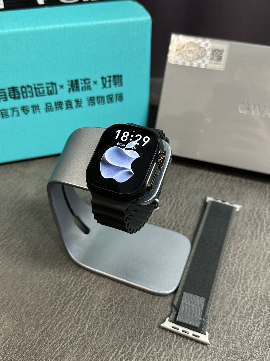 蛇年限定款🐍💰280
Apple Watch Ultra2智能手表‼️
升级共享网络‼️可共享手机网络
升级喜马拉雅听书 可离线听小说 离线下载表盘壁纸 可通过语言助手回复微信消息 本地相册 电子书 单独连接蓝牙耳机 等超多实用功能
49mm表盘 90赫兹高刷 采用AMOLED屏幕
带翻译器功能 可翻译多国家语言
全行业首创 带应用商城 支持超百款应用下载 后台将不断更新 全网唯一款可下载软件
双指互点手势操作功能 同步原装
独家双支付 可绑定微信/支付宝支付 不带手机可离线支付 区别市面通货毒版单支付
百城公交乘车码 录音功能 录音回放
单蓝牙连接 不需要连接俩个蓝牙 nfc功能 灵动岛功能动画
全球首创AI机器人 可回答任何问题 非常强大
人工智能生成表盘 一句话生成你想要的表盘 支持下载本地音乐离线播放 百度导航2.0
GPT人工智能2.0 领先全行的真正智能AI创作小帮手
内置4GB内存 12.24小时语音备忘录
支持百款以上表盘下载安装 支持手表主题自定义 不仅表盘可自定义 主页菜单壁纸也支持自定义
超长续航能力 正常使用2-3天无压力 待机10天以上
国际时钟 可添加多个国家时间 原装天线圈 同步官网 真心率监测 真血压 血氧 呼吸 睡眠 压力 梅脱 血糖 呼吸频道 真指南针 天气预报 闹钟 信息提示 查找手机 日历 小游戏 计时器 计算器 秒针 短视频遥控 名片夹 收款码 活动记录 几十款运动功能 功能齐全 满足日常更多使用需求 使用更方便
超多新功能 引领市场 真正遥遥领先 领先行业标准
下单标配:专用磁吸无线充-标配白色海洋表带-赠送表带(款式可选)-原装包装-专用毒盒‼️
售后服务:不刮花 不撕后背膜 不要有佩戴痕迹 不影响二次销售15天内可退换,保修三个月,人为因素导致除外‼️
