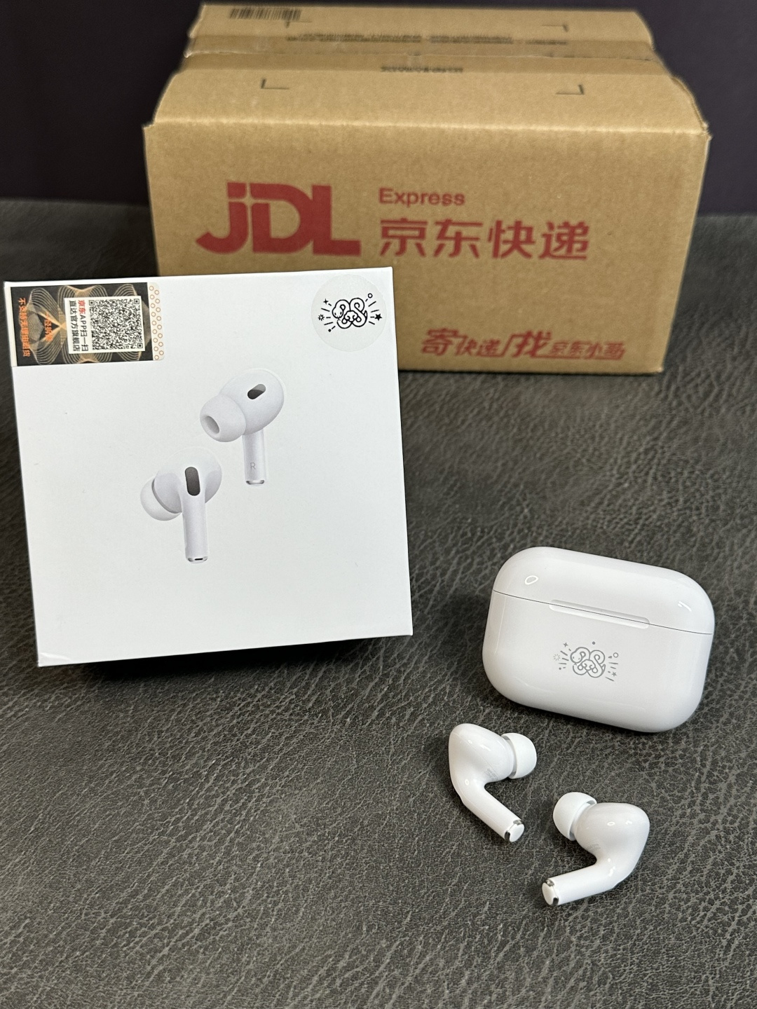 蛇年限定正确版🐍‼️批💰130
苹果AirPodsPro2 蛇年限定款
typec充电口 35db降噪 通透效果❗️
近期热卖款 认准正确京东防伪标‼️
机身雕刻苹果系列蛇年🐍元素图案
各位可以主推一波‼️转发必卖款
市面主流络达芯片 稳定性非常高
支持IOS17系统弹窗 蓝牙改名
带入耳检测功能 双捏暂停切歌 长按唤醒Siri
自带GPS定位查找 正品有的功能基本都有
带空间音频功能 享受3D立体音效
升级纽扣电池 实测听歌6小时 搭配充电仓可用1天
真石墨烯振膜喇叭 高频清脆低频有力 稳稳的小钢炮
支持苹果 安卓等系统 完美兼容市面各种手机
赠送全套京东发票 挂绳 保护壳 京东发货纸箱全套包装
售后保修三个月 耳机外观没磨损支持退换‼️