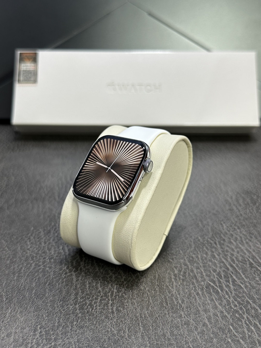 批💰260‼️42mm亮银色表盘‼️
苹果Apple Watch Series10京东版 42mm‼️
全新升级9.3毫米超薄机身 42mm表盘 原装开模 还原原装外观 市面最顶配版本
采用LTPO原装屏幕 120HZ超高刷新率 钛金属材质 边框后盖机身一体成型 白色旋钮线圈 双蜂窝扬声器 后盖带天线圈 细节全部对标原装❗️
升级3D视觉动效 重力感应IU界面
超多功能 微信支付宝双支付 离线支付 本地相册 电子书 录音 本地音乐 可独立连接蓝牙耳机 健身运动不带手机 非常方便
NFC门禁功能 百度导航 应用市场 可下载超多小游戏 实用工具 触控手势接电话 AI智能表盘 主题自定义 可换背景照片 换表盘 百城乘车码 超多功能
灵动岛 熄屏壁纸 抬手亮屏 24小时语音备忘录
心率监测 体能训练 健身记录 运动记录 睡眠检测 血氧 血压 压力 天气 闹钟 梅脱 日历 计时器 计算机 秒表 指南针 通讯录 语音助手 翻译软件 信息提示等超多功能 各位到手可慢慢发掘
标配:无线充电线 手表 硅胶表带 额外赠送表带 说明书 原装包装 专用打包盒
售后要求:外观不磨损 手表背面膜不撕可退换‼️
售后保修三个月‼️