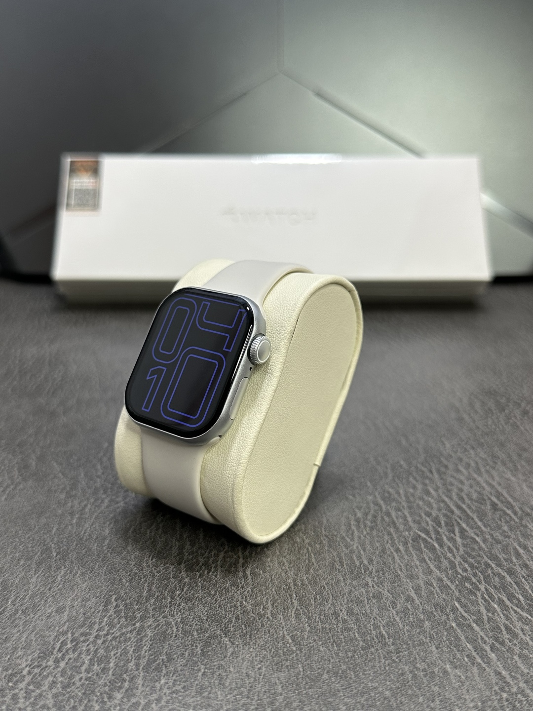 批💰260‼️新增配色 42mm磨砂银表盘‼️
苹果Apple Watch Series10京东版 42mm‼️
全新升级9.3毫米超薄机身 42mm表盘 原装开模 还原原装外观 市面最顶配版本
采用LTPO原装屏幕 120HZ超高刷新率 钛金属材质 边框后盖机身一体成型 白色旋钮线圈 双蜂窝扬声器 后盖带天线圈 细节全部对标原装❗️
升级3D视觉动效 重力感应IU界面
超多功能 微信支付宝双支付 离线支付 本地相册 电子书 录音 本地音乐 可独立连接蓝牙耳机 健身运动不带手机 非常方便
NFC门禁功能 百度导航 实用工具 触控手势接电话 AI智能表盘 主题自定义 可换背景照片 换表盘 百城乘车码 超多功能
灵动岛 熄屏壁纸 抬手亮屏 24小时语音备忘录
心率监测 体能训练 健身记录 运动记录 睡眠检测 血氧 血压 压力 天气 闹钟 梅脱 日历 计时器 计算机 秒表 指南针 通讯录 语音助手 翻译软件 信息提示等超多功能 各位到手可慢慢发掘
标配:无线充电线 手表 硅胶表带 额外赠送表带 说明书 原装包装 专用打包盒
售后要求:外观不磨损 手表背面膜不撕可退换‼️
售后保修三个月‼️