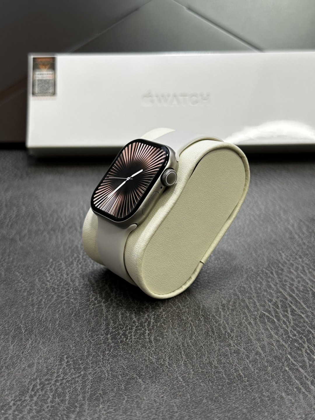 批💰260‼️新增配色 42mm星光色表盘‼️
苹果Apple Watch Series10京东版 42mm‼️
全新升级9.3毫米超薄机身 42mm表盘 原装开模 还原原装外观 市面最顶配版本
采用LTPO原装屏幕 120HZ超高刷新率 钛金属材质 边框后盖机身一体成型 白色旋钮线圈 双蜂窝扬声器 后盖带天线圈 细节全部对标原装❗️
升级3D视觉动效 重力感应IU界面
超多功能 微信支付宝双支付 离线支付 本地相册 电子书 录音 本地音乐 可独立连接蓝牙耳机 健身运动不带手机 非常方便
NFC门禁功能 百度导航 实用工具 触控手势接电话 AI智能表盘 主题自定义 可换背景照片 换表盘 百城乘车码 超多功能
灵动岛 熄屏壁纸 抬手亮屏 24小时语音备忘录
心率监测 体能训练 健身记录 运动记录 睡眠检测 血氧 血压 压力 天气 闹钟 梅脱 日历 计时器 计算机 秒表 指南针 通讯录 语音助手 翻译软件 信息提示等超多功能 各位到手可慢慢发掘
标配:无线充电线 手表 硅胶表带 额外赠送表带 说明书 原装包装 专用打包盒
售后要求:外观不磨损 手表背面膜不撕可退换‼️
售后保修三个月‼️