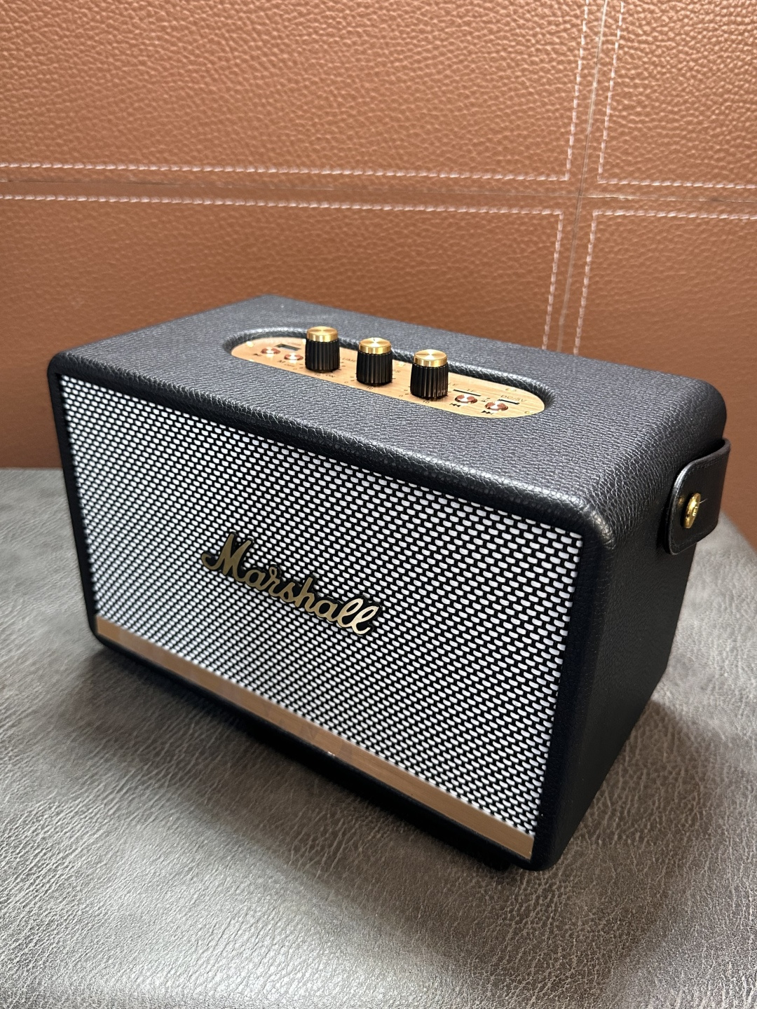 批发价💰140‼️
新款马歇尔Marshall音箱 经典之声 随身澎湃
始于摇滚 忠于品质 经典方盒外观设计
实木材质 表面带荔枝皮包覆 质感非常细腻‼️
• 旋钮刻意保留5%阻尼感，还原机械操控趣味
• 皮质提手内置钢骨支架，可承重15kg悬挂使用

控制面板旋钮控制 可自由调节高低音均衡
支持蓝牙/U盘/内存卡/电脑等多种连接模式
定制调校扬声器 释放强劲低频与通透人声
蓝牙5.2稳定传输 将舞台级音效浓缩于方寸之间。
8小时续航+IPX7防水设计，让音乐冲破场景束缚。
无论是卧室私享会还是户外即兴派对
一键唤醒你的专属live现场。
摇滚灵魂永不沉默，让Marshall点燃每个高光瞬间

本产品支持退换 要求包装完好无磕碰 保修三个月‼️