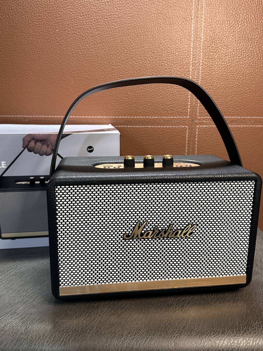 批发价💰140‼️
新款马歇尔Marshall音箱 经典之声 随身澎湃
始于摇滚 忠于品质 经典方盒外观设计
实木材质 表面带荔枝皮包覆 质感非常细腻‼️
• 旋钮刻意保留5%阻尼感，还原机械操控趣味
• 皮质提手内置钢骨支架，可承重15kg悬挂使用

控制面板旋钮控制 可自由调节高低音均衡
支持蓝牙/U盘/内存卡/电脑等多种连接模式
定制调校扬声器 释放强劲低频与通透人声
蓝牙5.2稳定传输 将舞台级音效浓缩于方寸之间。
8小时续航+IPX7防水设计，让音乐冲破场景束缚。
无论是卧室私享会还是户外即兴派对
一键唤醒你的专属live现场。
摇滚灵魂永不沉默，让Marshall点燃每个高光瞬间

本产品支持退换 要求包装完好无磕碰 保修三个月‼️